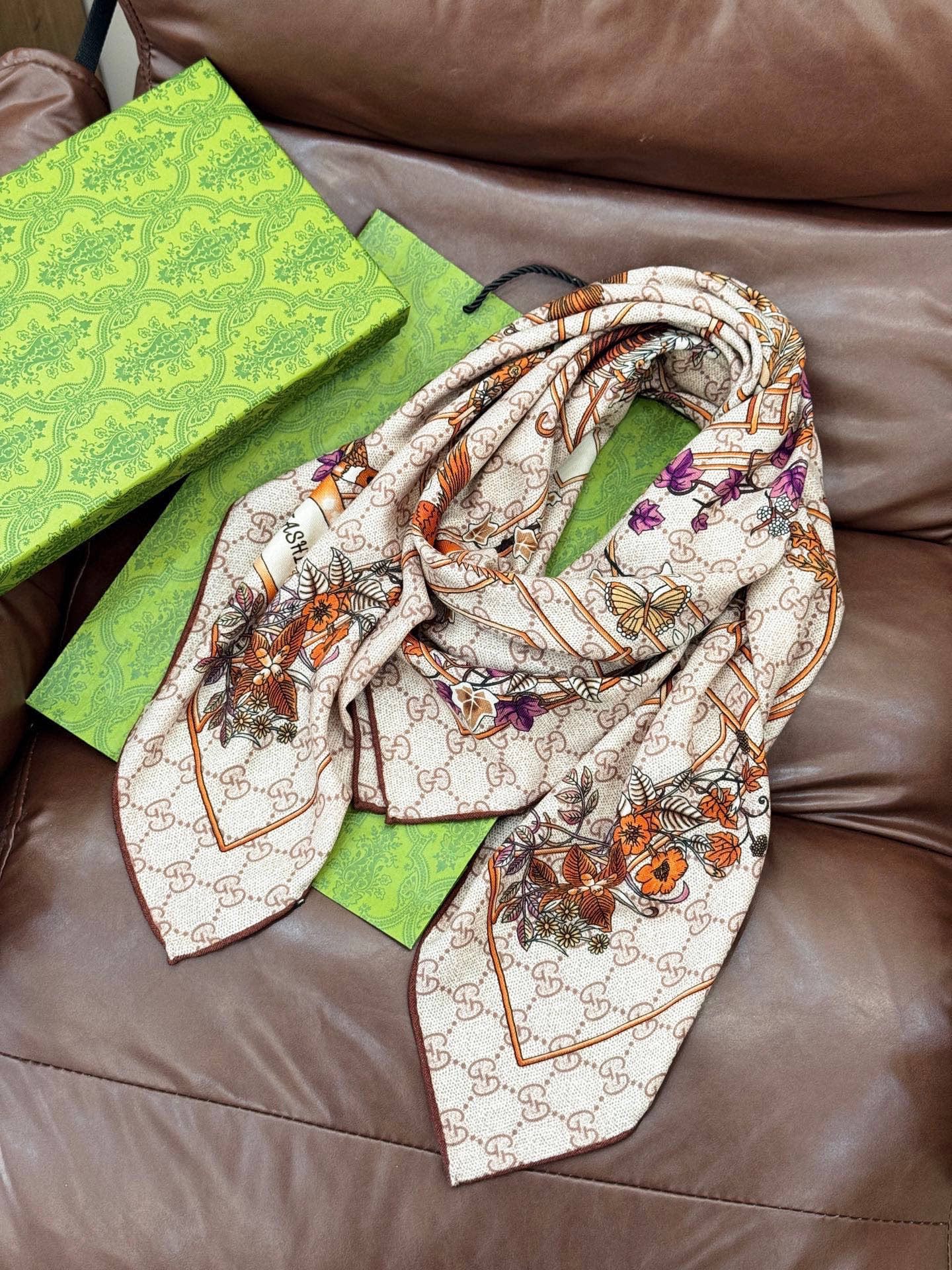 Gucci新款方巾 Gucci动物和花卉印花品牌典藏图案在与全新醒目印花的衬托下熠熠生辉。这款方巾匠心缀