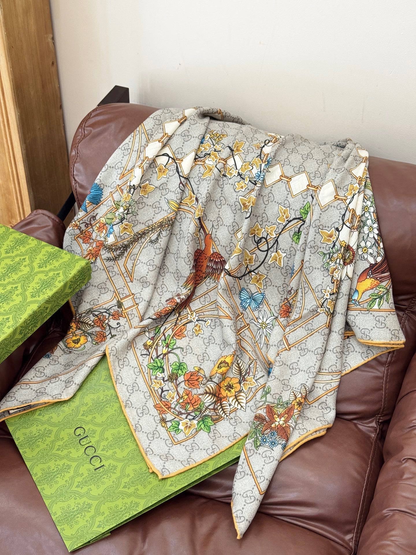 Gucci新款方巾 Gucci动物和花卉印花品牌典藏图案在与全新醒目印花的衬托下熠熠生辉。这款方巾匠心缀