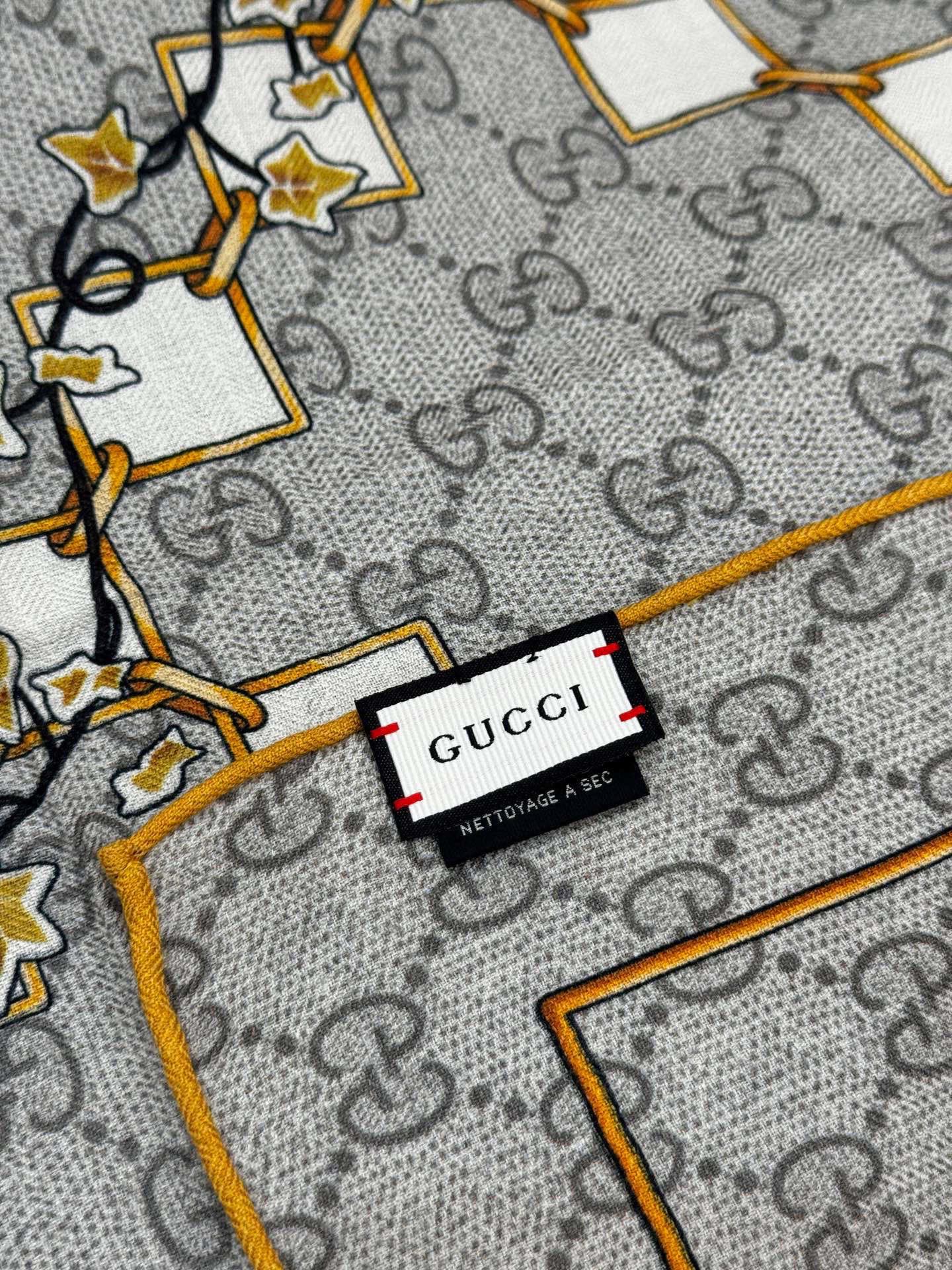 Gucci新款方巾 Gucci动物和花卉印花品牌典藏图案在与全新醒目印花的衬托下熠熠生辉。这款方巾匠心缀