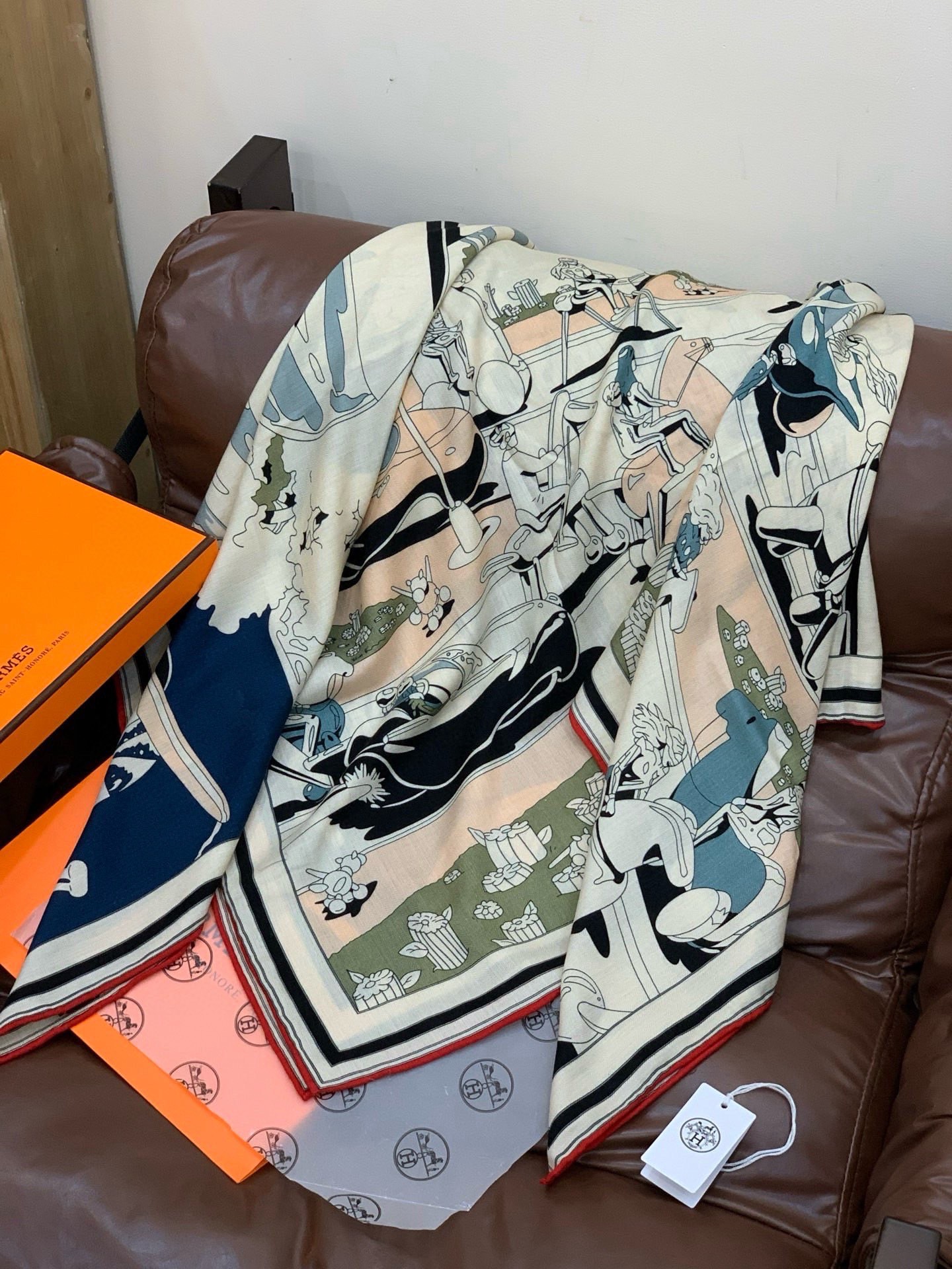 H，目前最热门的 “超现实爱马仕枢纽” 风靡全宇宙，听名字就充斥着未来空间♥️艺术品一样的存在，会绝版的