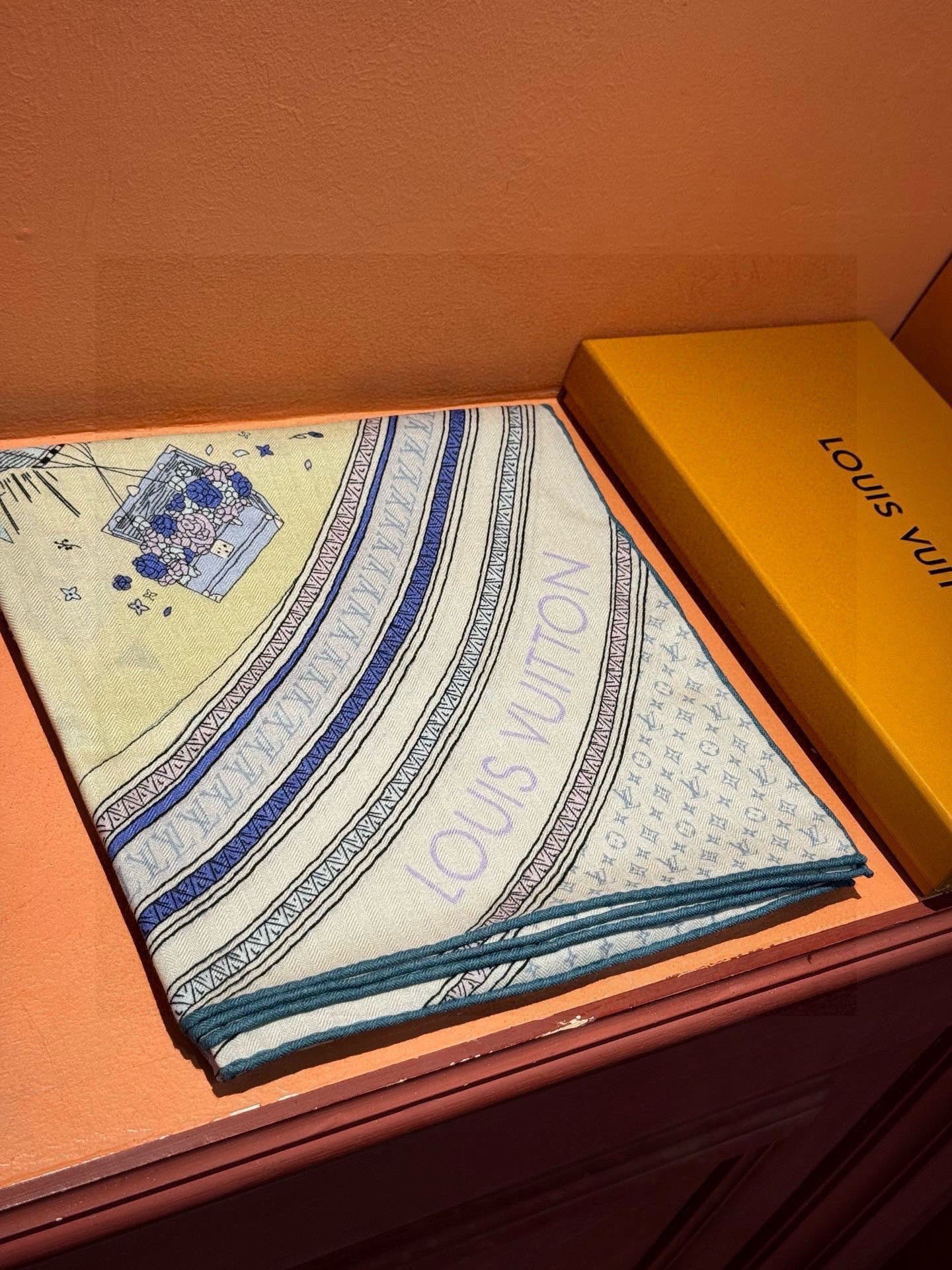 ❄【双面同色】原单Lv140cm丝绒方巾，《热气球》，本款方巾全新加入 U价🉐️ and Away 系列