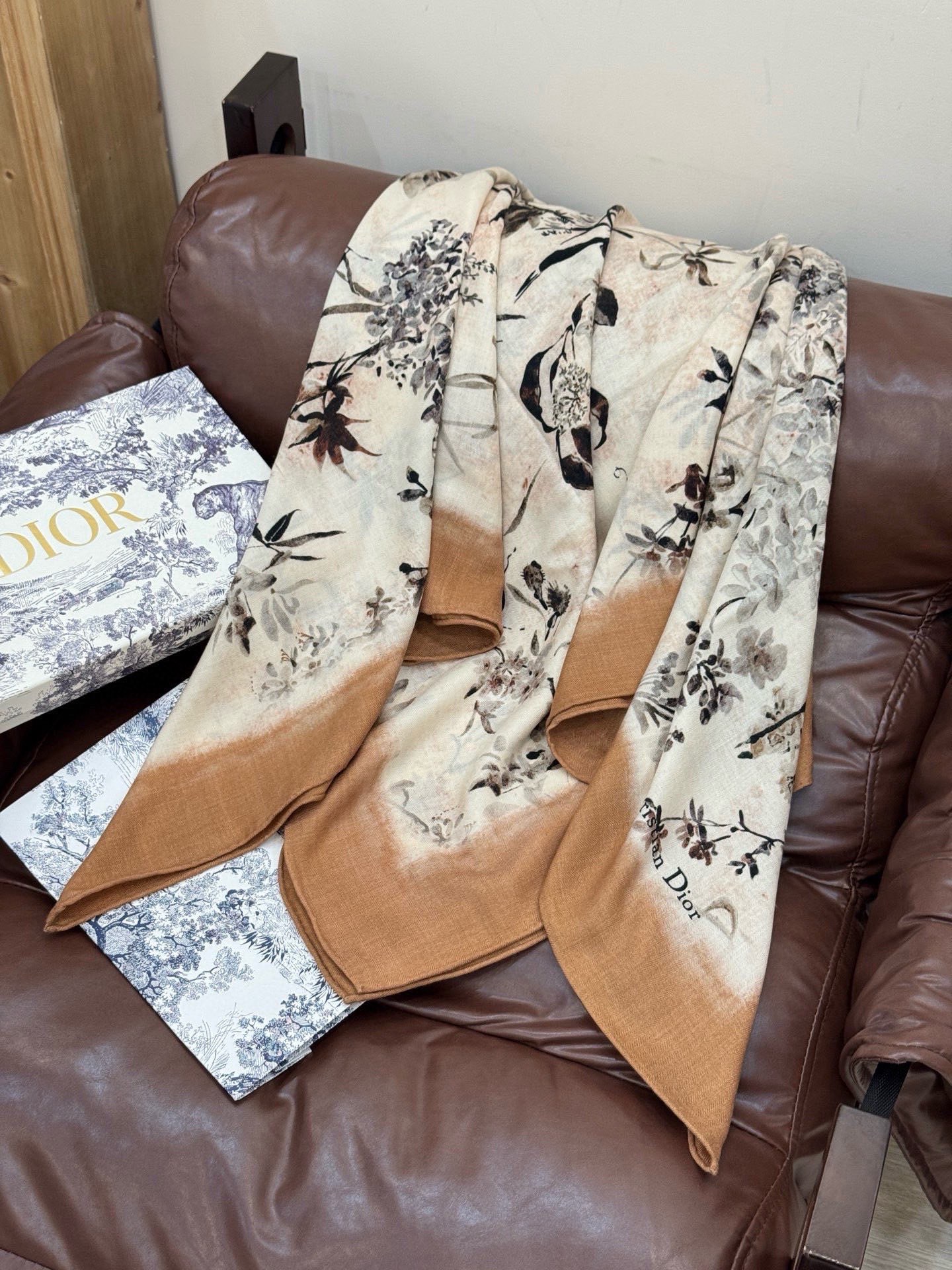 Dior 140丝绒双面同色印花披肩Millefiori 图案这款披肩饰以多色 Millefiori 图