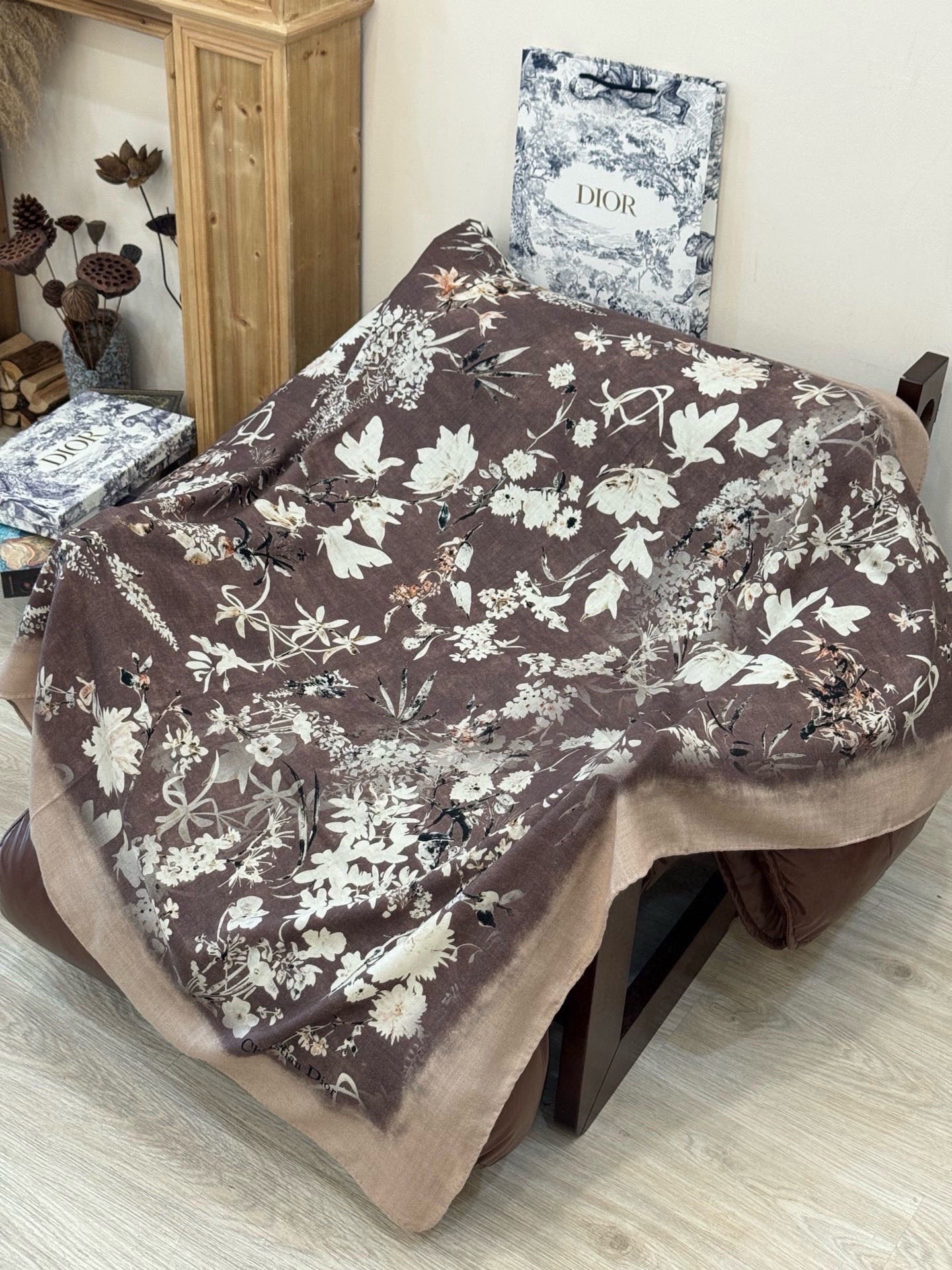 Dior 140丝绒双面同色印花披肩Millefiori 图案这款披肩饰以多色 Millefiori 图