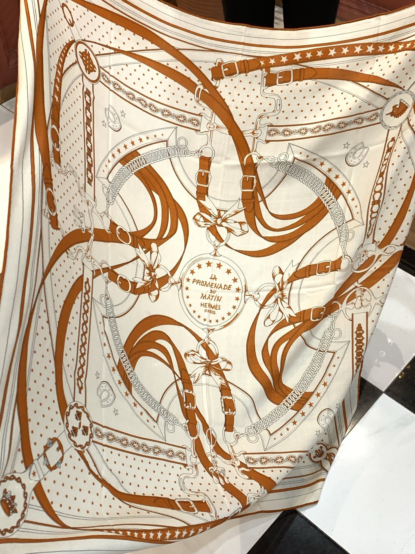 “清晨漫步Bandana”140厘米双面同色丝绒披肩手工卷边山羊绒和真丝混纺披肩（70%山羊绒，30%桑