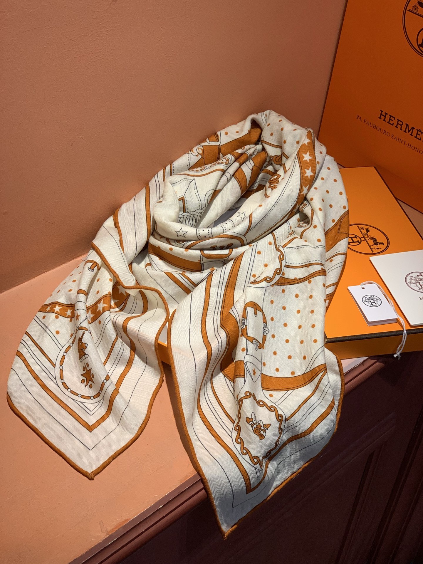 “清晨漫步Bandana”140厘米双面同色丝绒披肩手工卷边山羊绒和真丝混纺披肩（70%山羊绒，30%桑