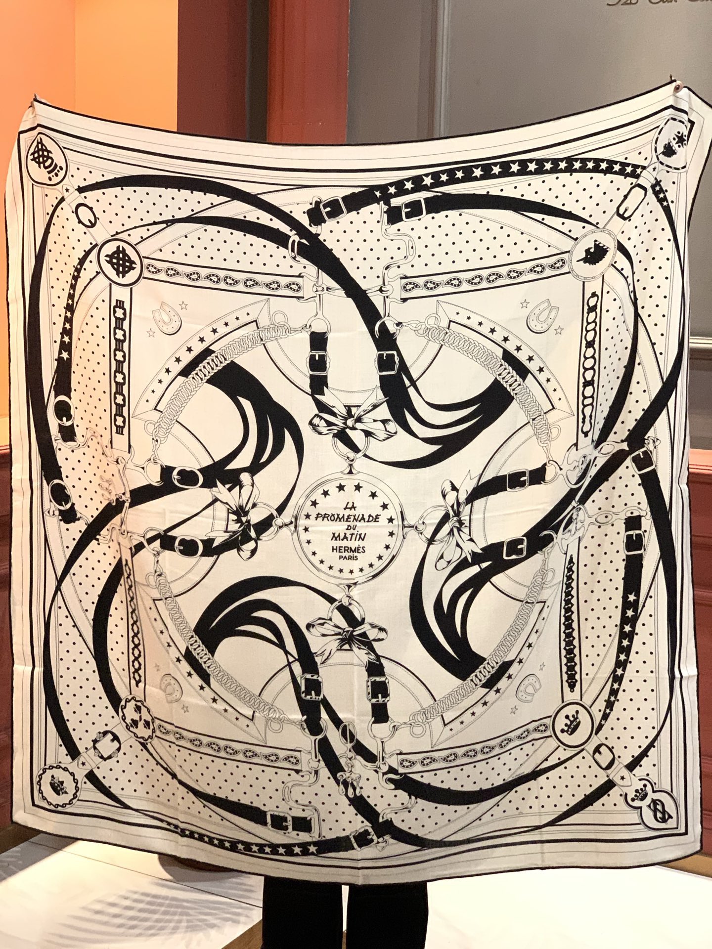 “清晨漫步Bandana”140厘米双面同色丝绒披肩手工卷边山羊绒和真丝混纺披肩（70%山羊绒，30%桑