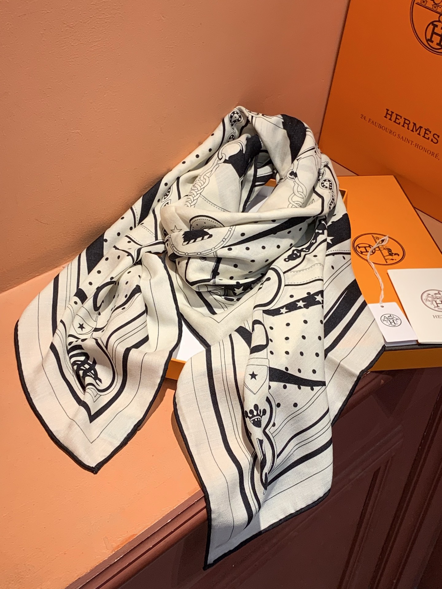 “清晨漫步Bandana”140厘米双面同色丝绒披肩手工卷边山羊绒和真丝混纺披肩（70%山羊绒，30%桑