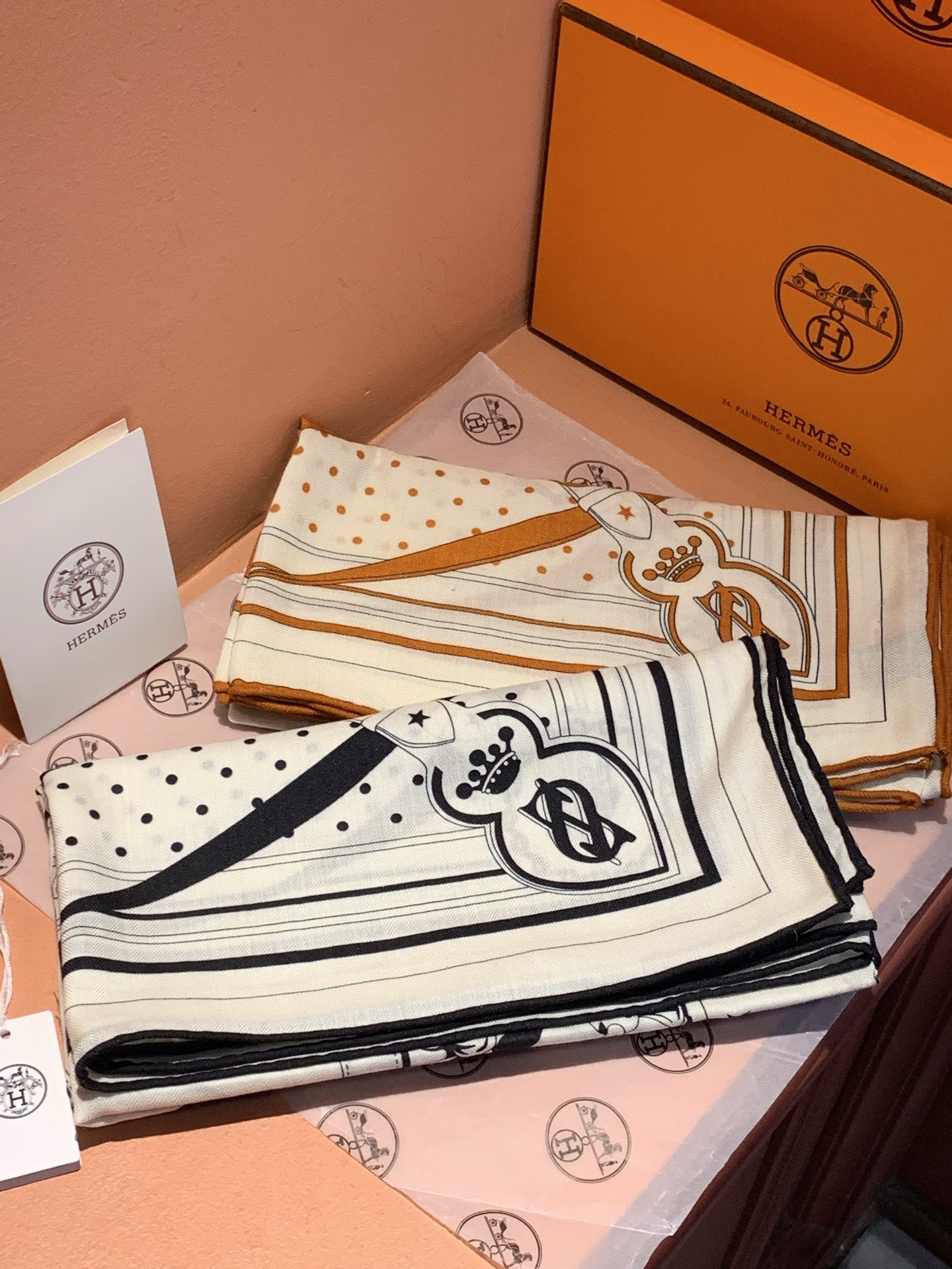 “清晨漫步Bandana”140厘米双面同色丝绒披肩手工卷边山羊绒和真丝混纺披肩（70%山羊绒，30%桑