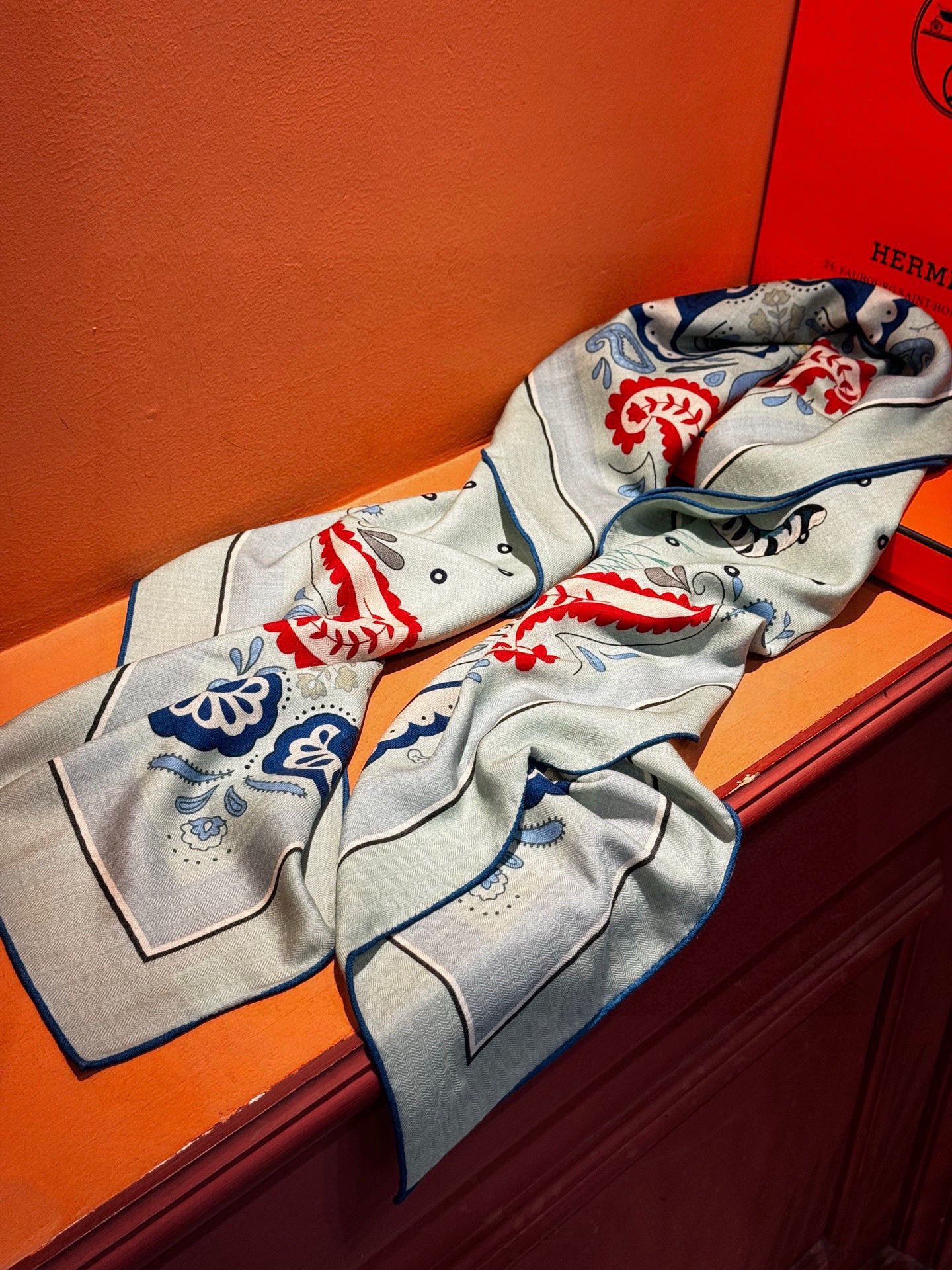 H珍藏版[丛林之爱]大方巾，双面同色 独一无二的品质！这款大方巾巾采用山羊绒和真丝混纺面料制成，柔软轻盈