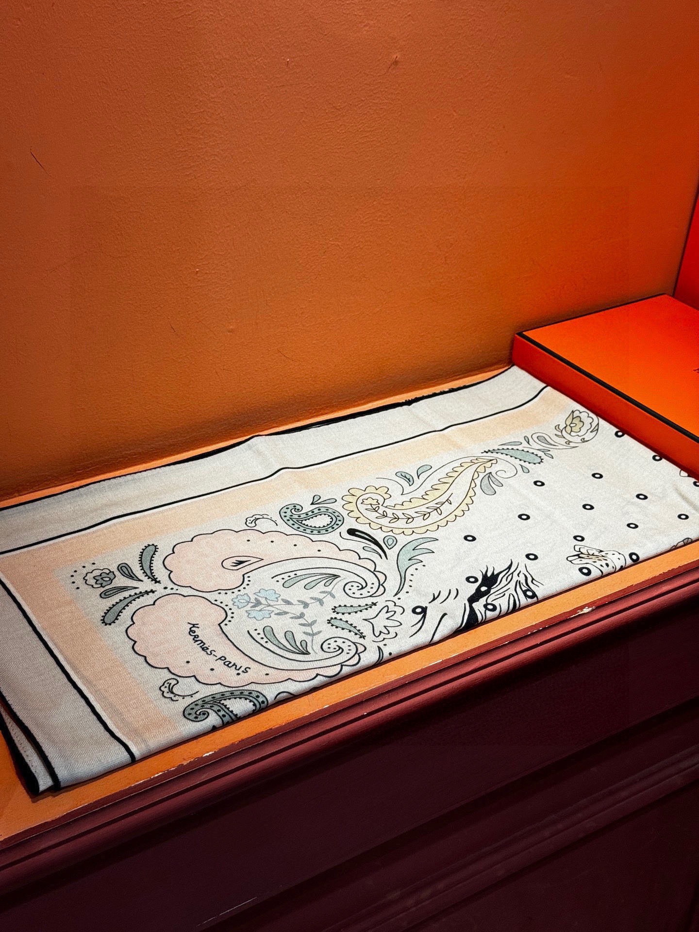 H珍藏版[丛林之爱]大方巾，双面同色 独一无二的品质！这款大方巾巾采用山羊绒和真丝混纺面料制成，柔软轻盈