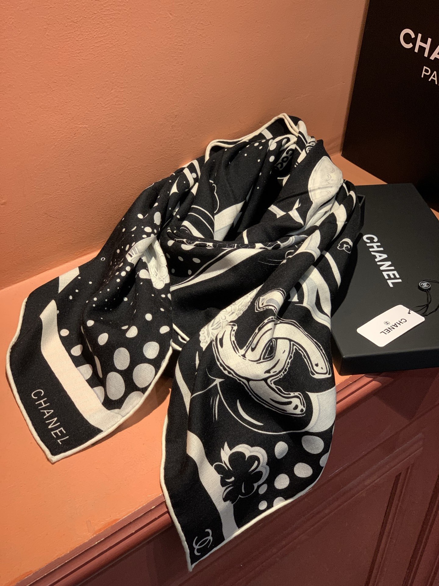 Chanel ~新品～【五角星山茶花】140双面丝绒方巾这款经典单品展现强大而迷人的女性魅力精髓。此14