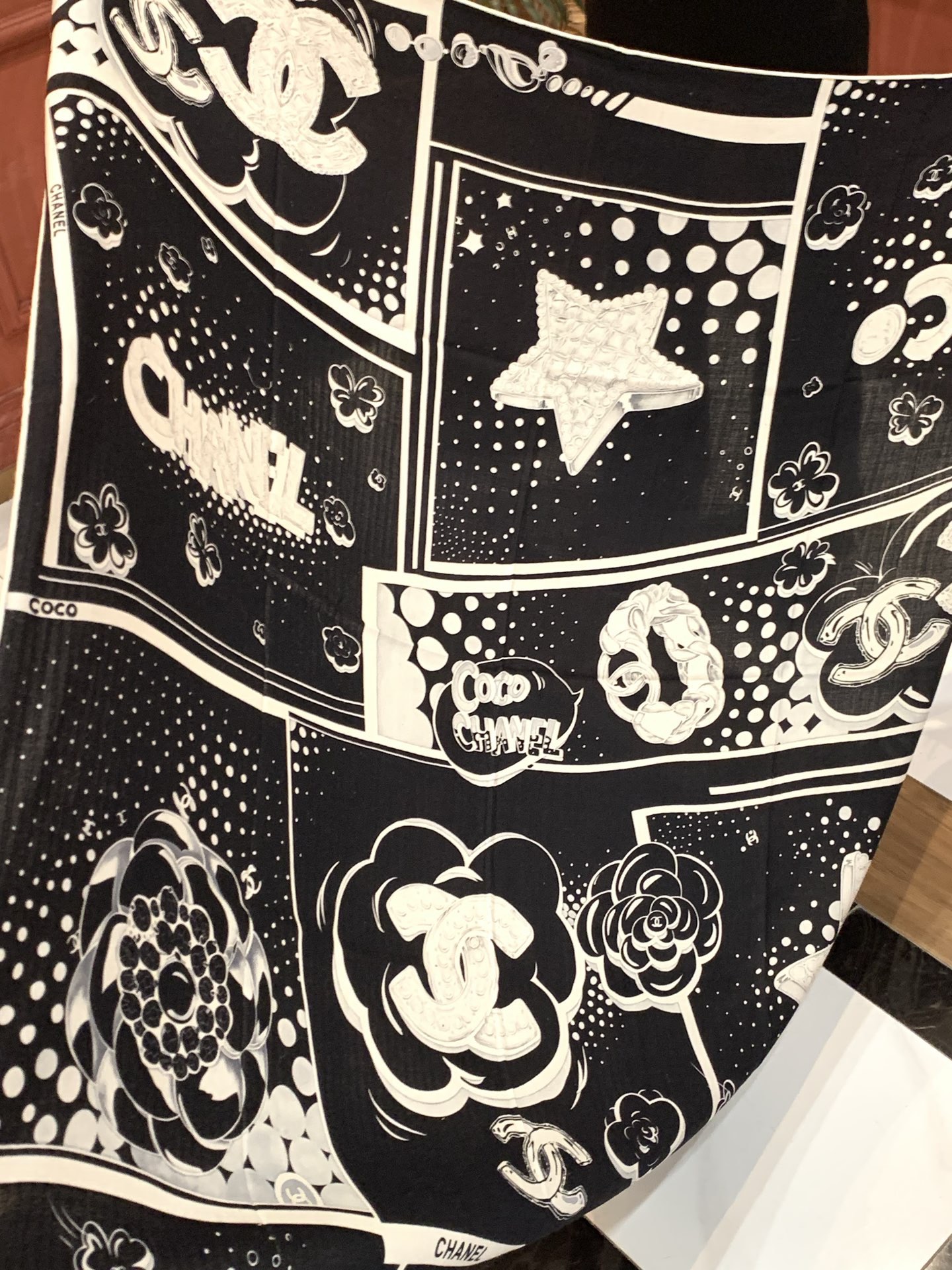 Chanel ~新品～【五角星山茶花】140双面丝绒方巾这款经典单品展现强大而迷人的女性魅力精髓。此14