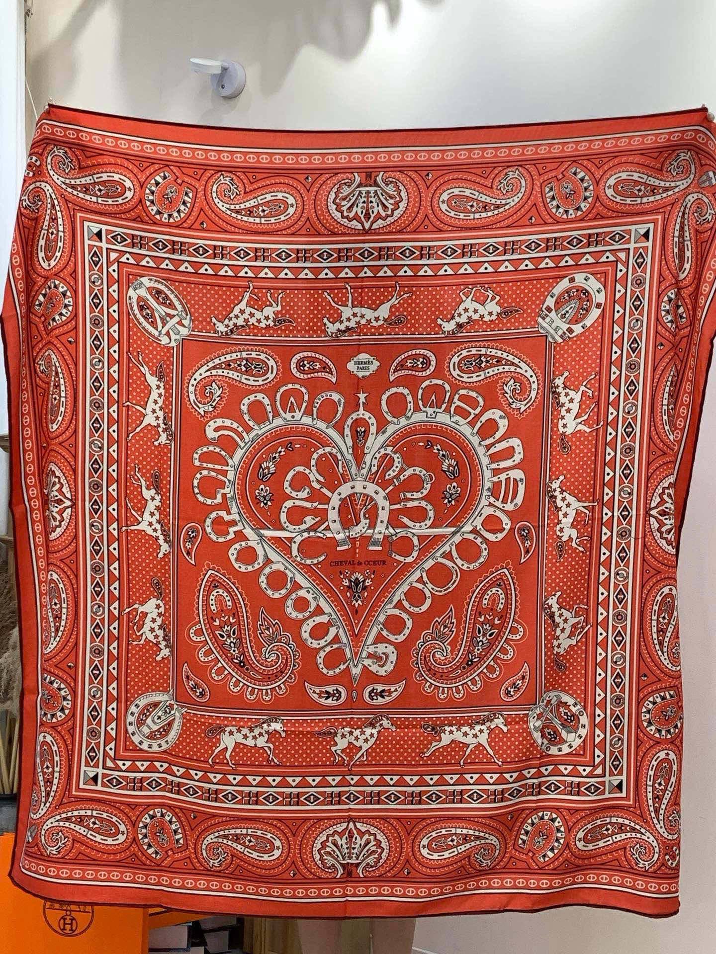 ✨✨【双面同色 丝毛款】H家羊绒新款 买了都说好看‼️推荐💕【爱心骏马 140】羊绒方巾‼️H家ZG爆款