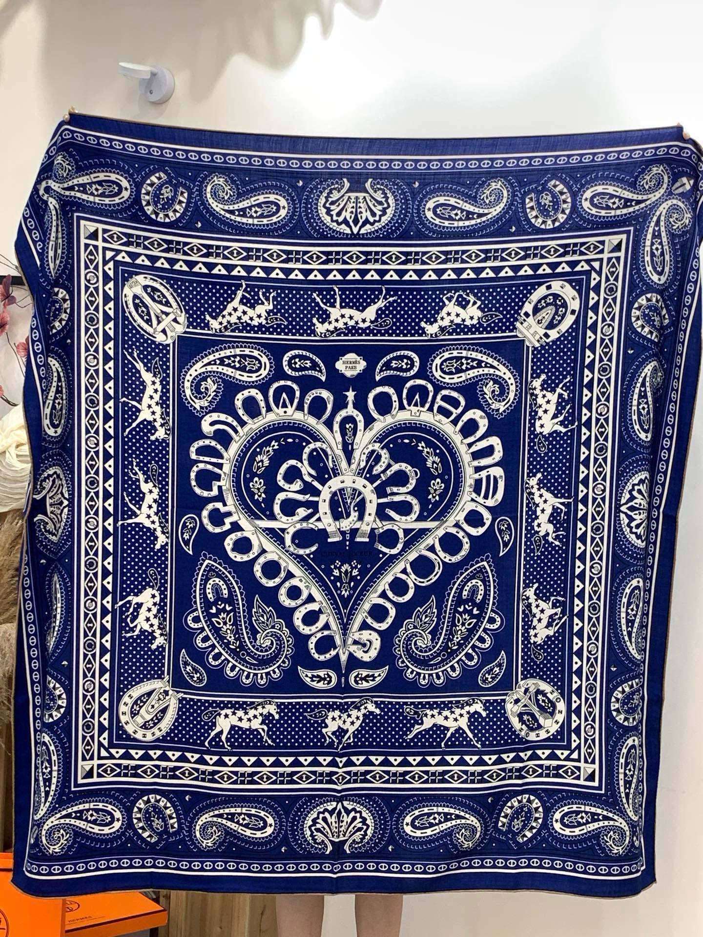 ✨✨【双面同色 丝毛款】H家羊绒新款 买了都说好看‼️推荐💕【爱心骏马 140】羊绒方巾‼️H家ZG爆款