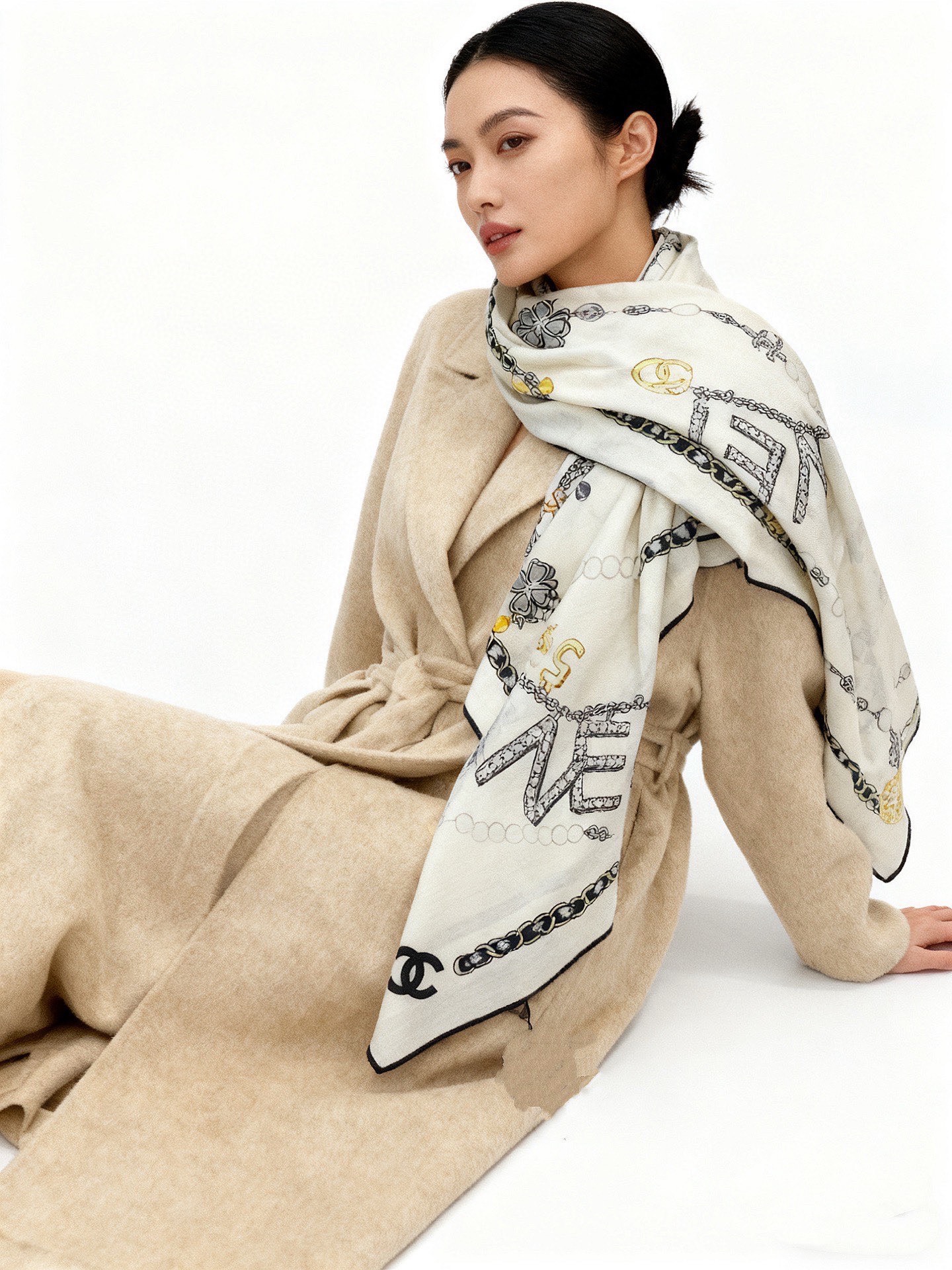 NO:619761,Chanel ~ 25 new autumn and winter products ~ 'Bejeweled' [140 double-sided velvet shawl] Hand-rolled velvet square scarf (30 mulberry silk, 70 cashmere) This classic item shows the essence of strong and charming female charm. This 140 square scarf is innovative, interprets infinite emotions and freedom, and writes personal narrative in a unique way. Size 135*135 cm |  Because this square scarf is hand-rolled, the size indicated may be slightly different. High version scarf, high version scarf, chanel, shawls19860909Chanel ~25秋冬新品～“珠光宝气”【140双面丝绒披肩】 手工卷边丝绒方巾（30桑蚕丝70羊绒） 这款经典单品展现强大而迷人的女性魅力精髓.此140方巾推陈出新,诠释无限的情感和自由,以别样方式书写个性叙事. 尺寸135*135厘米 | 由于这款方巾采用手工卷边,标示的尺寸或会略有不同.高版本围巾,高版本围巾,chanel,shawls,scarf