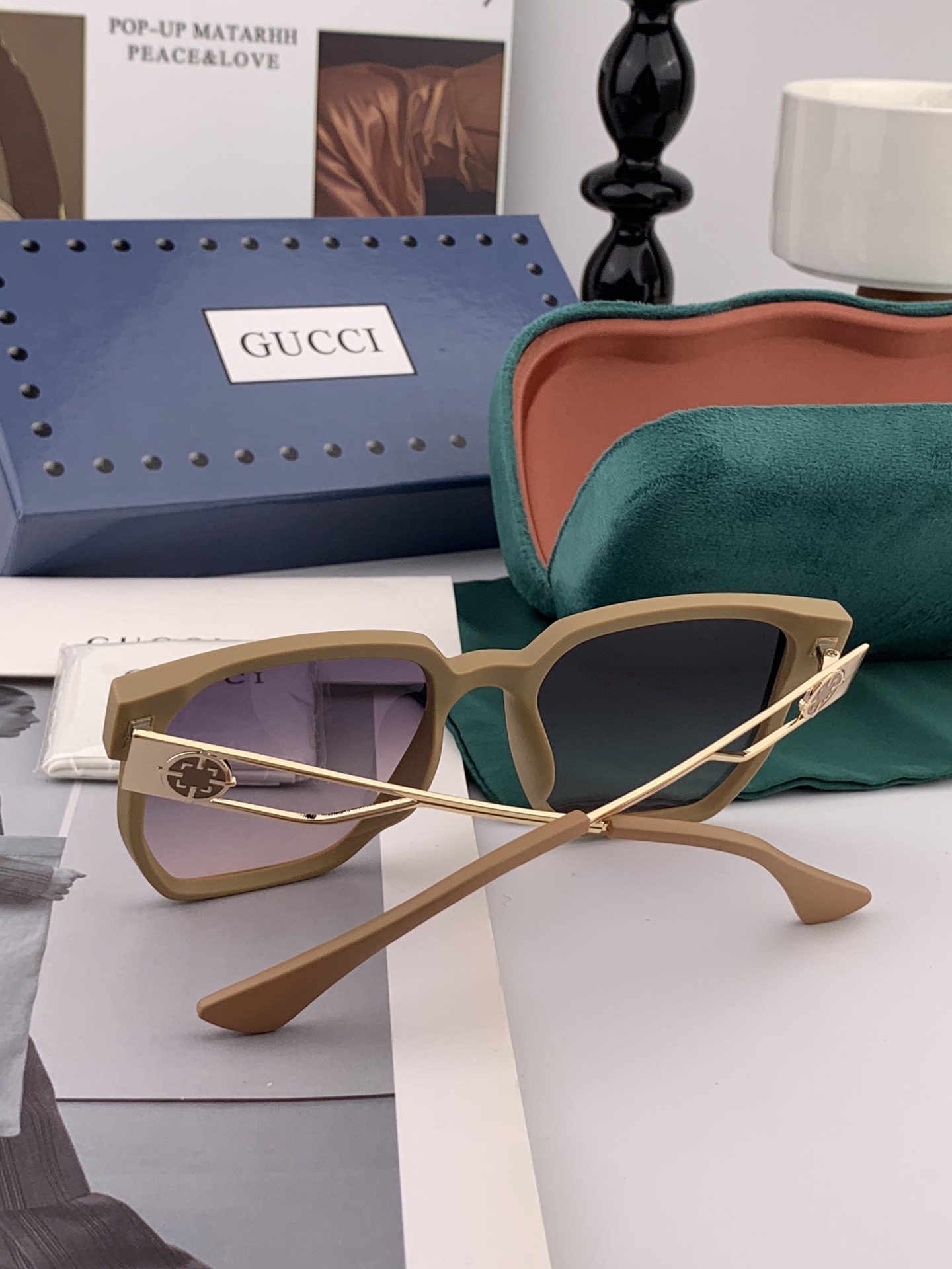 Gucci 经典的方框设计，不挑脸型，无论搭配大衣还是连衣裙都非常显气质尼龙偏光镜片预防紫外线 型号：G