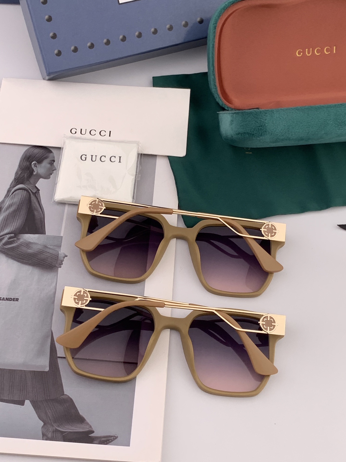 Gucci 经典的方框设计，不挑脸型，无论搭配大衣还是连衣裙都非常显气质尼龙偏光镜片预防紫外线 型号：G