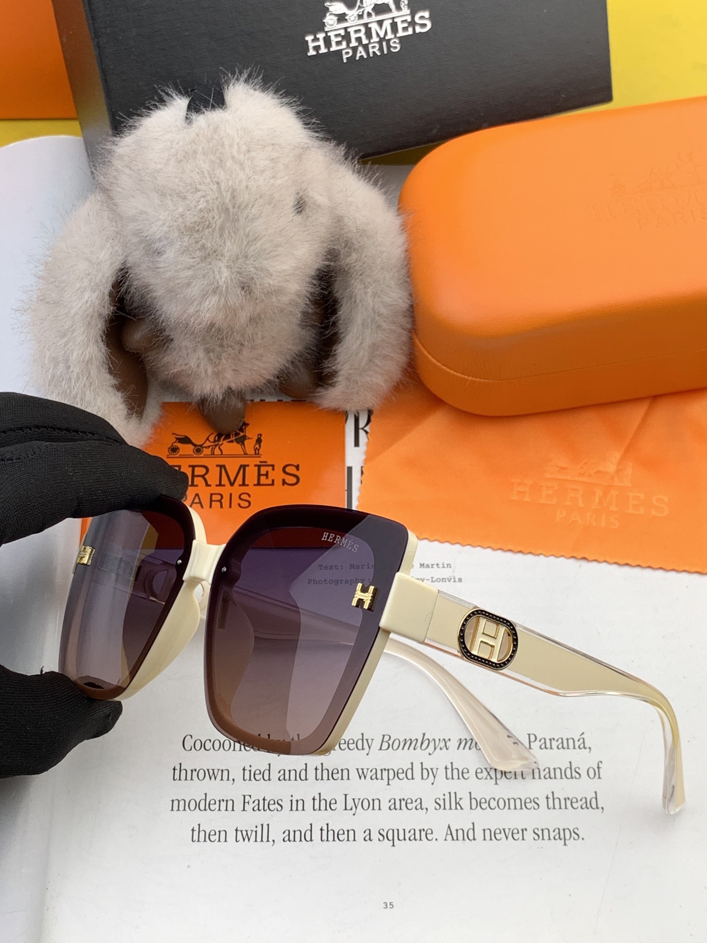 爱马仕 经典的方框设计，不挑脸型，无论搭配大衣还是连衣裙都非常显气质镜片预防紫外线 型号：H1303