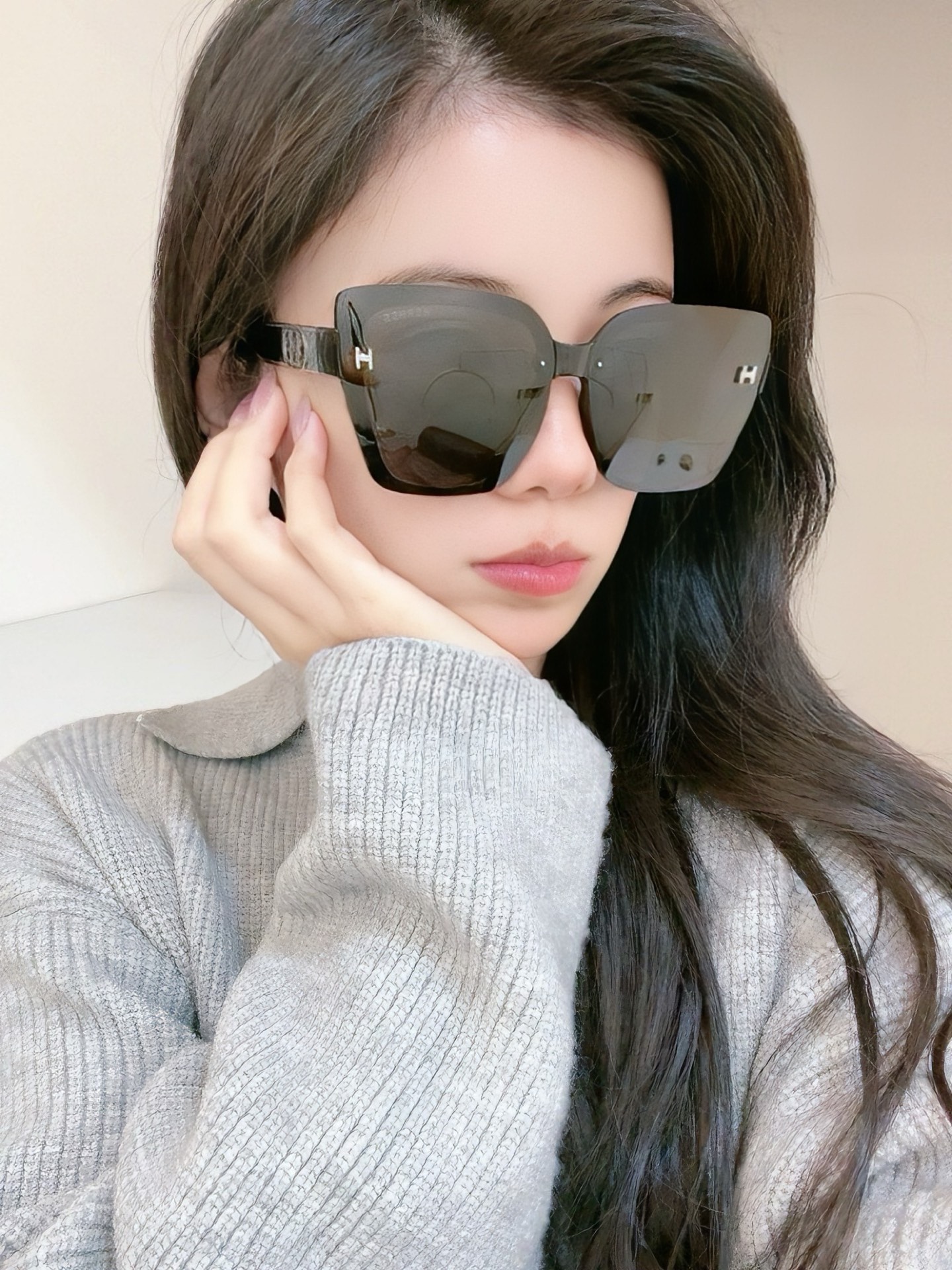 爱马仕 经典的方框设计，不挑脸型，无论搭配大衣还是连衣裙都非常显气质镜片预防紫外线 型号：H1303