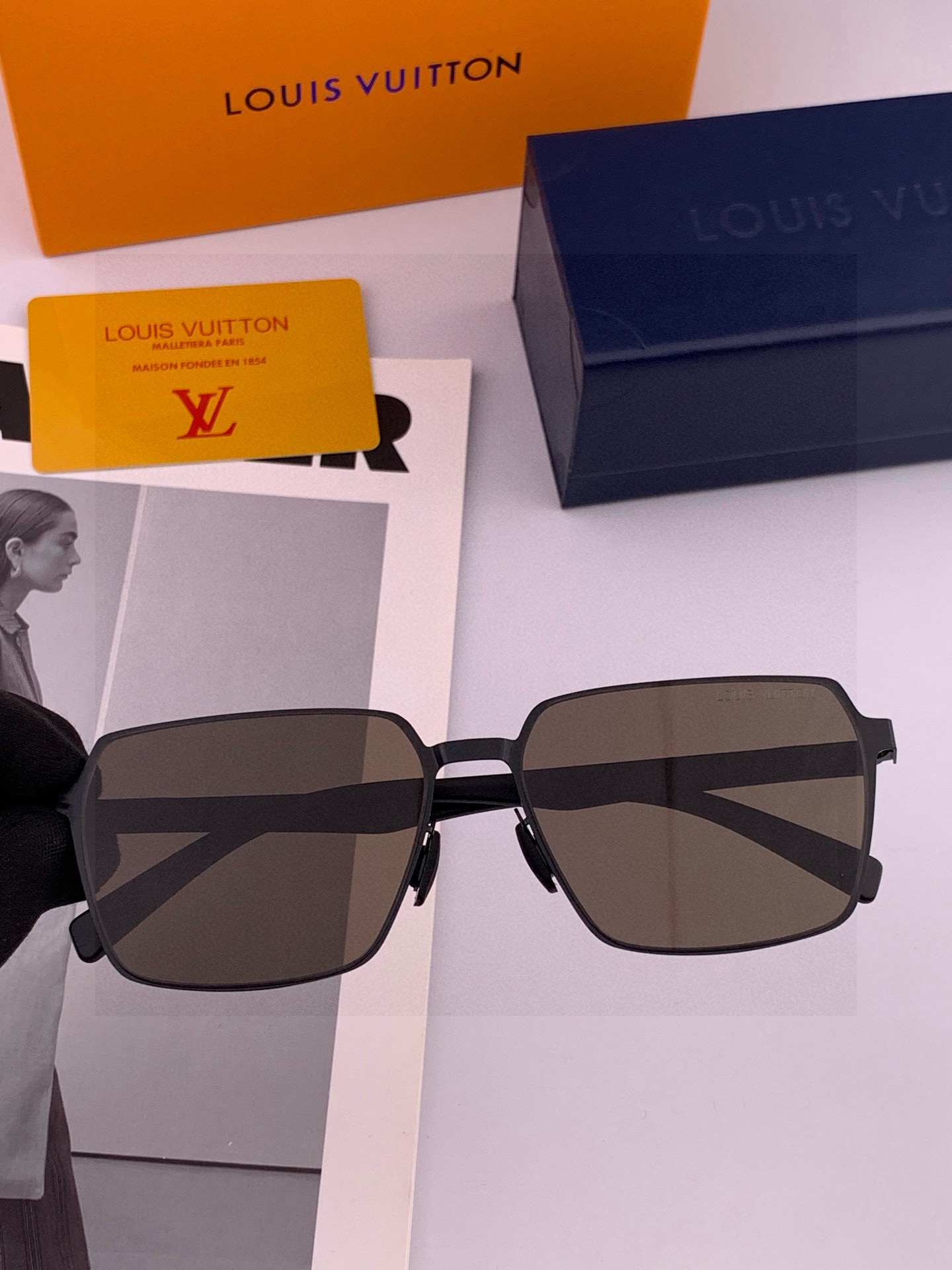 LV 男款炫彩飞行员偏光太阳镜 ❤️材质：高清尼龙加厚卡槽高清偏光镜片 🌹无边框镜架💕颜👍型号：L689