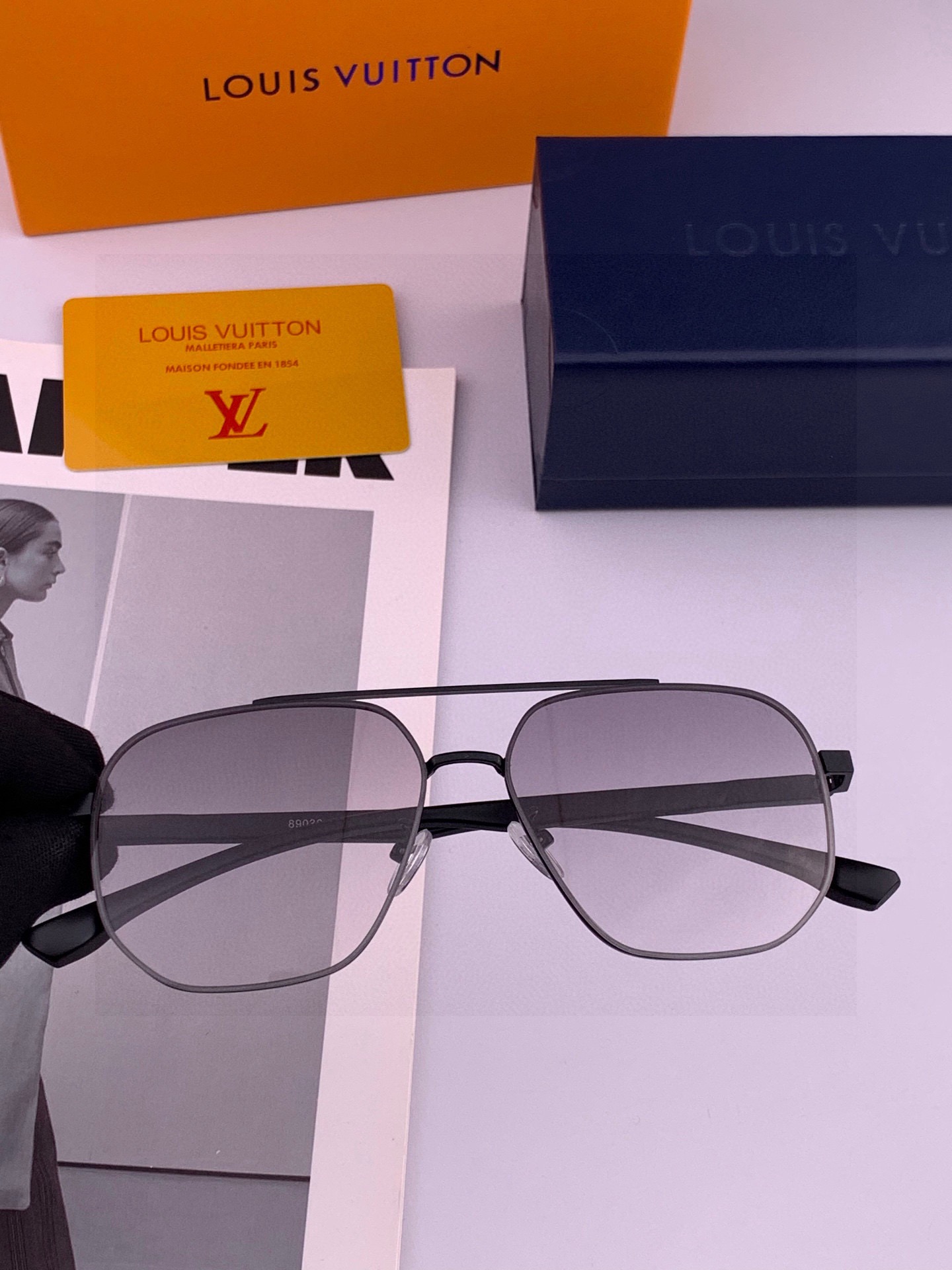 LV 男款炫彩飞行员偏光太阳镜 ❤️材质：高清尼龙加厚卡槽高清偏光镜片 🌹无边框镜架💕颜👍型号：L889