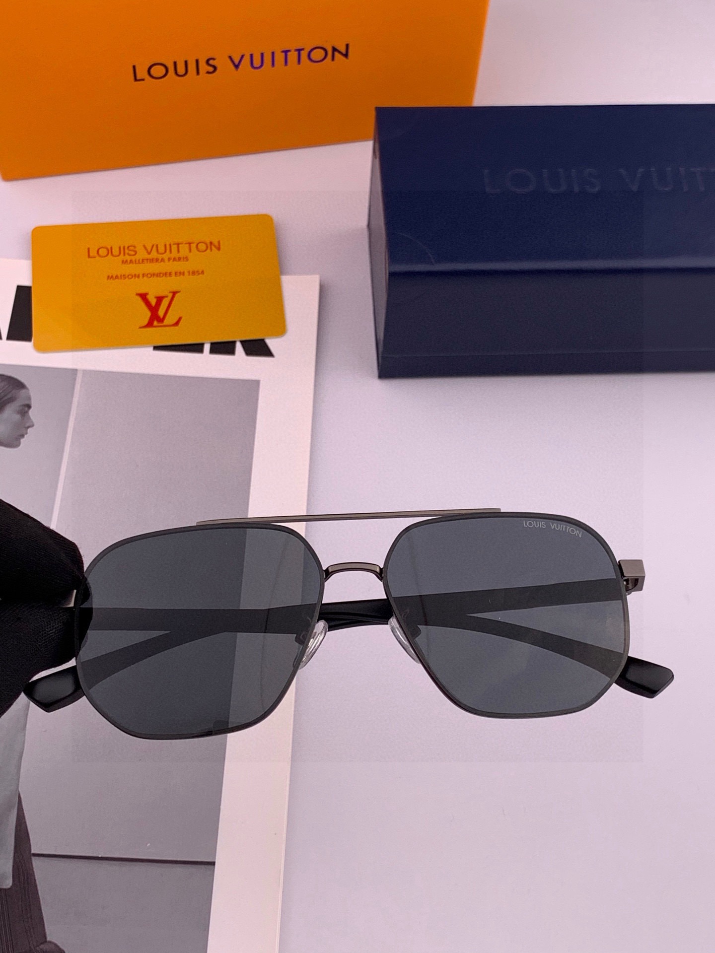 LV 男款炫彩飞行员偏光太阳镜 ❤️材质：高清尼龙加厚卡槽高清偏光镜片 🌹无边框镜架💕颜👍型号：L889