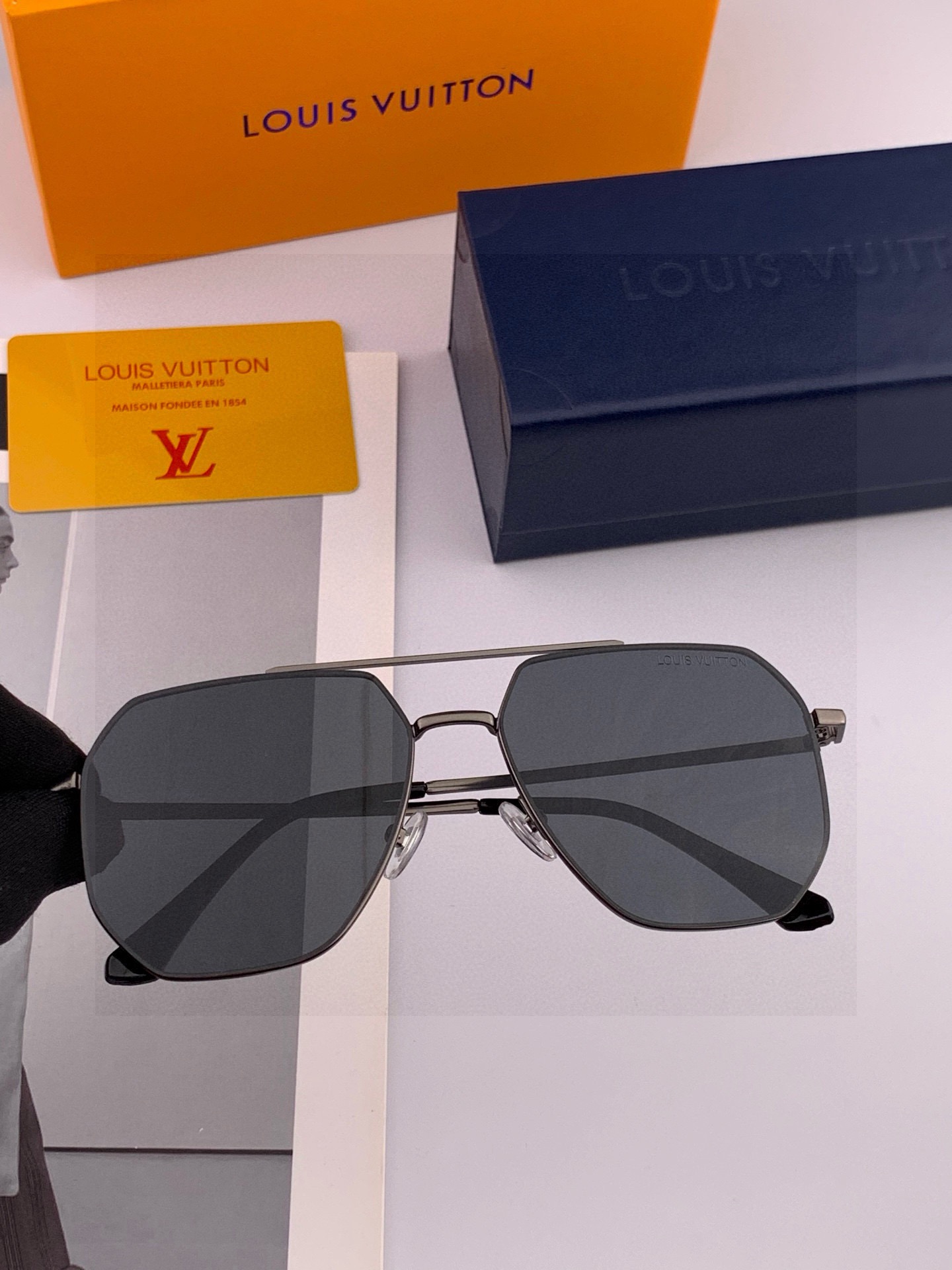 GUCCI 男款炫彩飞行员偏光太阳镜 ❤️材质：高清尼龙加厚卡槽高清偏光镜片 🌹无边框镜架💕颜👍型号：G