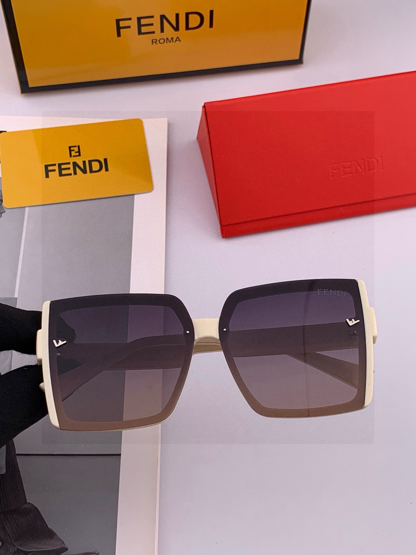 🔺 【芬迪】2025开春新款 潮流爆款 时尚方框偏光太阳镜 高品质 佩戴舒适 网红潮款墨镜 女士高清偏光