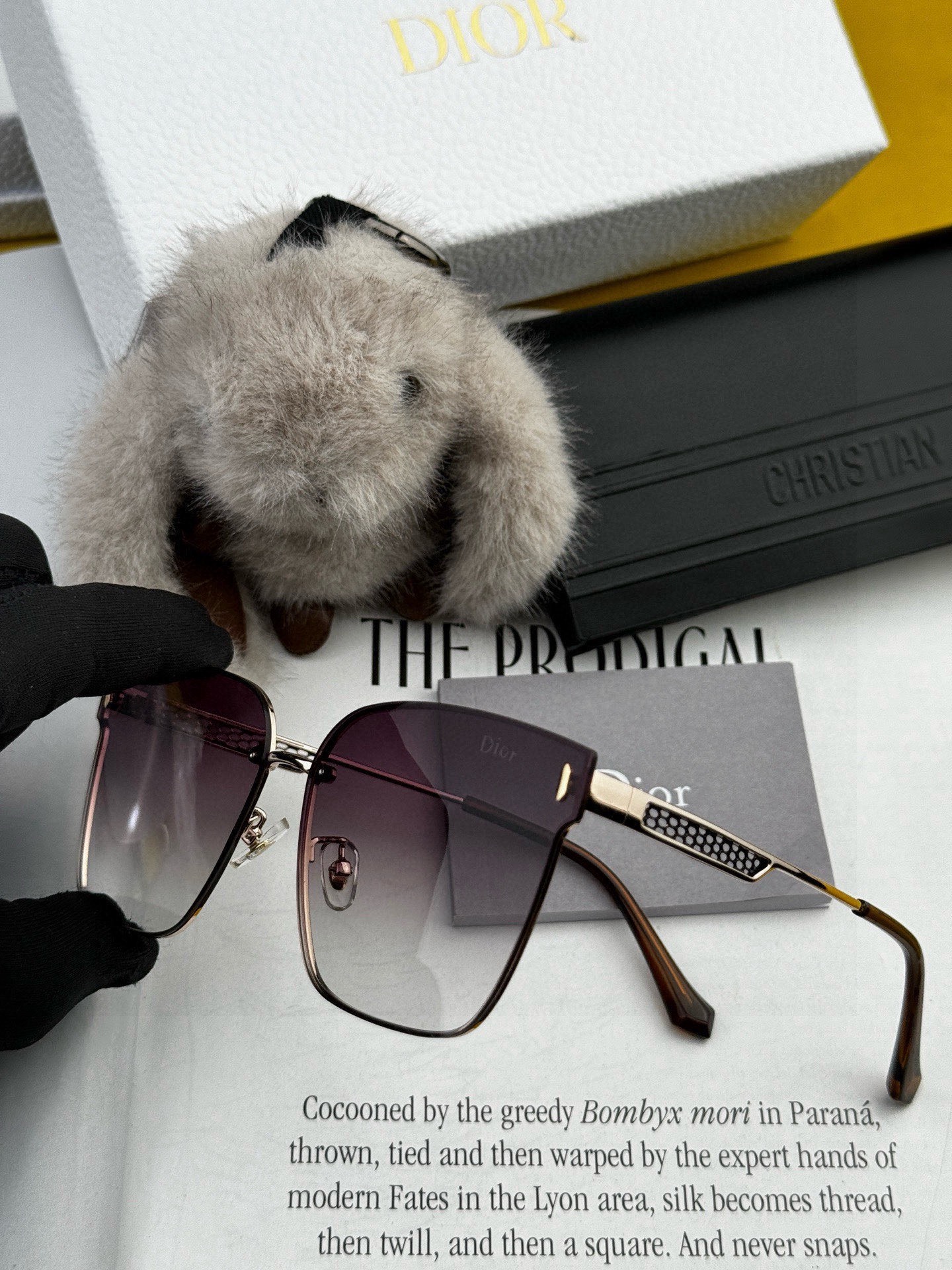 【尼龙偏光系列】DIOR无框太阳镜墨方框设计，不挑脸型，无论搭配大衣还是连衣裙都非常显气质尼龙偏光镜片预