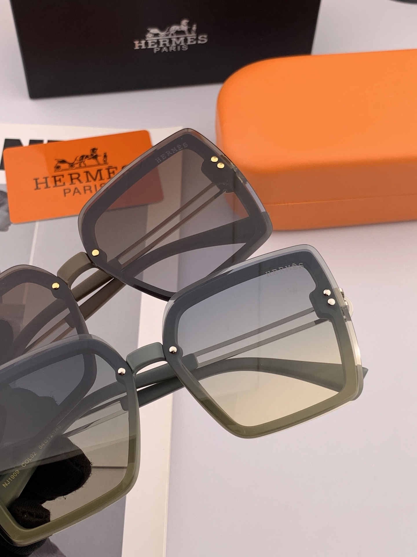 【尼龙系列】爱马仕 经典的方框设计，不挑脸型，无论搭配大衣还是连衣裙都非常显气质尼龙镜片预防紫外线 型号