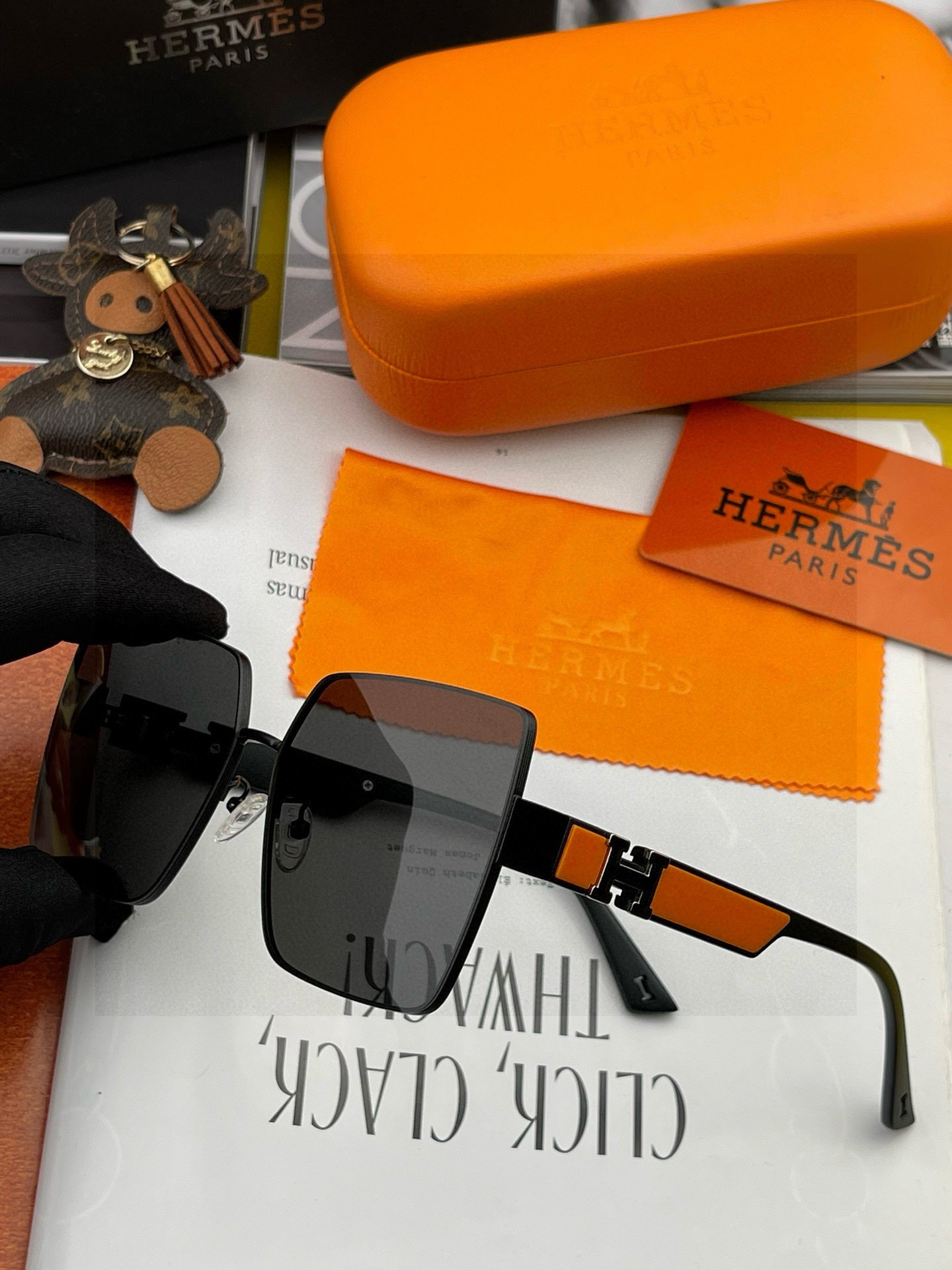 【尼龙偏光系列】爱马仕 经典的方框设计，不挑脸型，无论搭配大衣还是连衣裙都非常显气质尼龙偏光镜片预防紫外