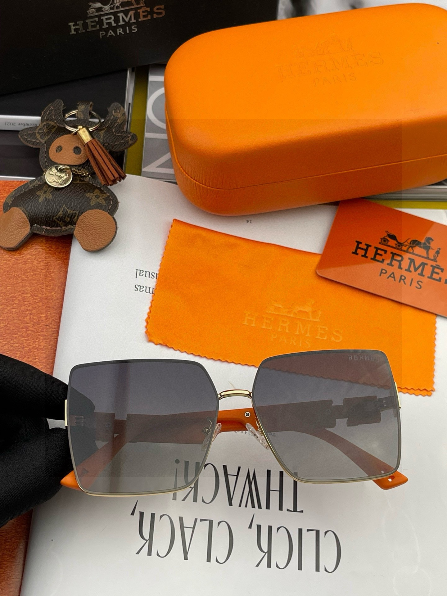 【尼龙偏光系列】爱马仕 经典的方框设计，不挑脸型，无论搭配大衣还是连衣裙都非常显气质尼龙偏光镜片预防紫外