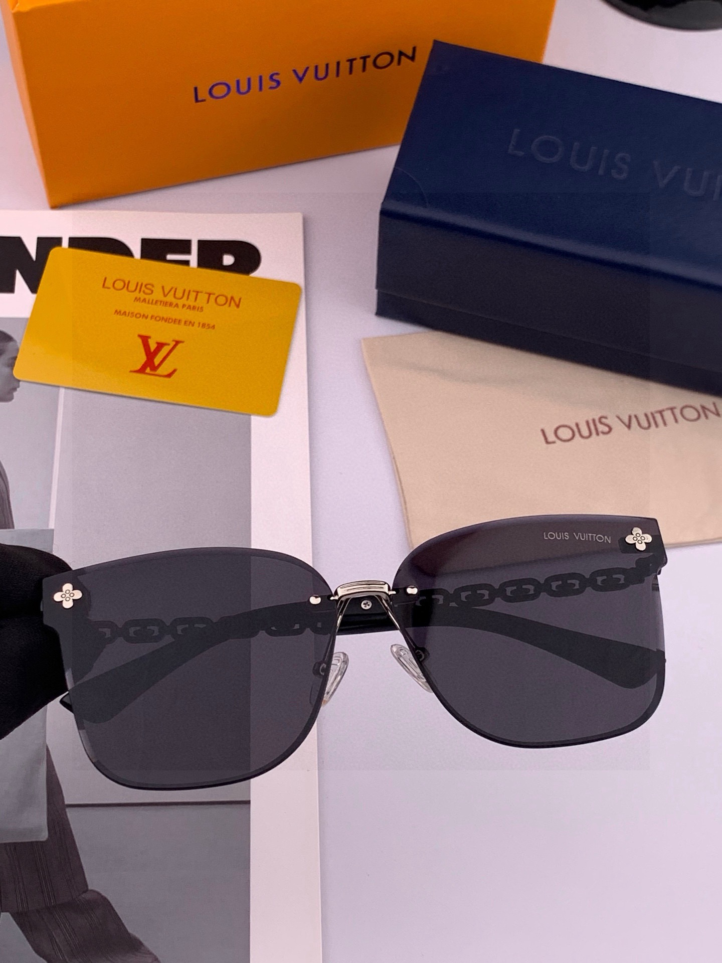 lv大框太阳镜墨镜经典的方框设计，不挑脸型，无论搭配大衣还是连衣裙都非常显气质尼龙镜片预防紫外线 型号：