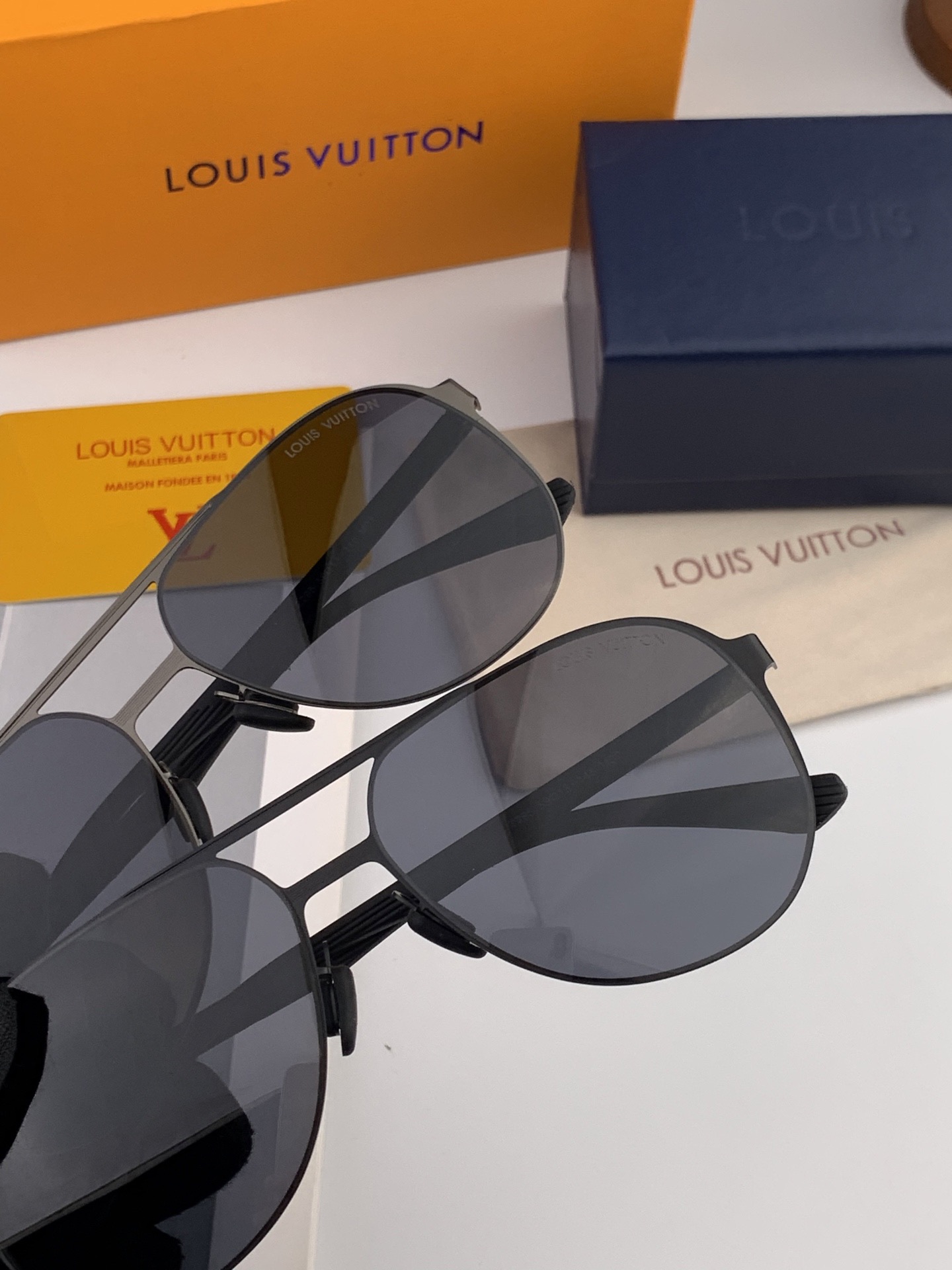 LV 男款炫彩飞行员偏光太阳镜 ❤️材质：高清尼龙加厚卡槽高清偏光镜片 🌹无边框镜架💕颜👍型号：L522