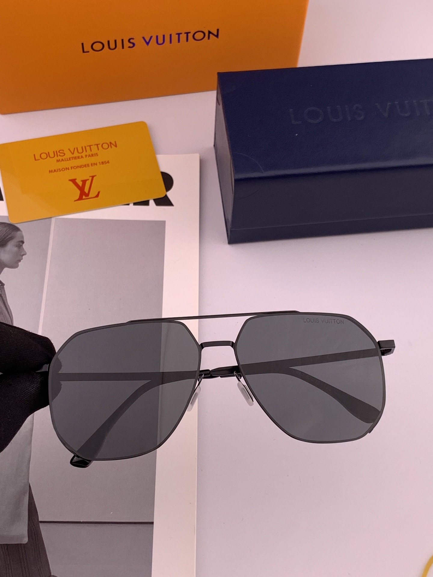 LV 男款炫彩飞行员偏光太阳镜 ❤️材质：高清尼龙加厚卡槽高清偏光镜片 🌹无边框镜架💕颜👍型号：L089