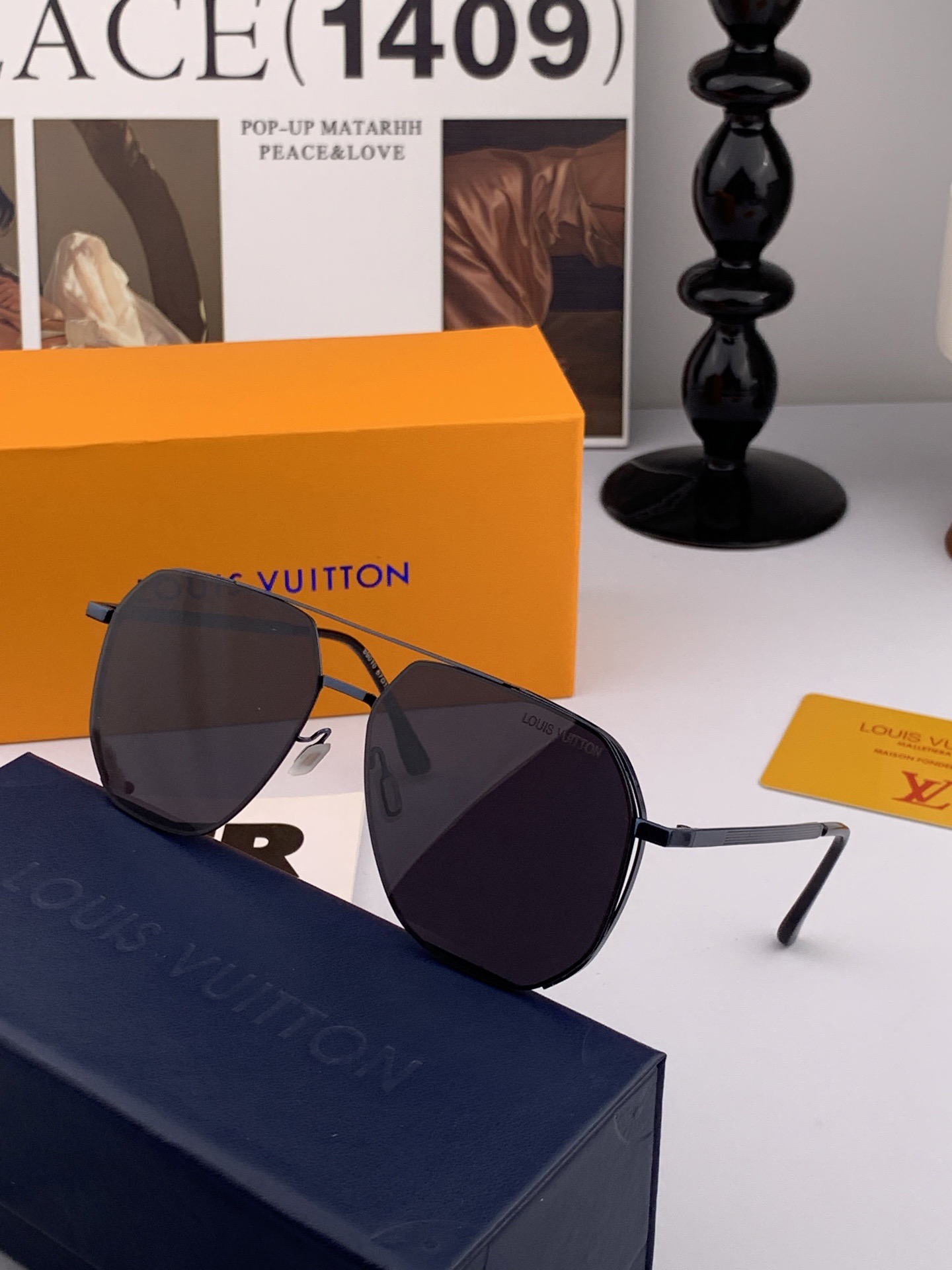 LV 男款炫彩飞行员偏光太阳镜 ❤️材质：高清尼龙加厚卡槽高清偏光镜片 🌹无边框镜架💕颜👍型号：L089