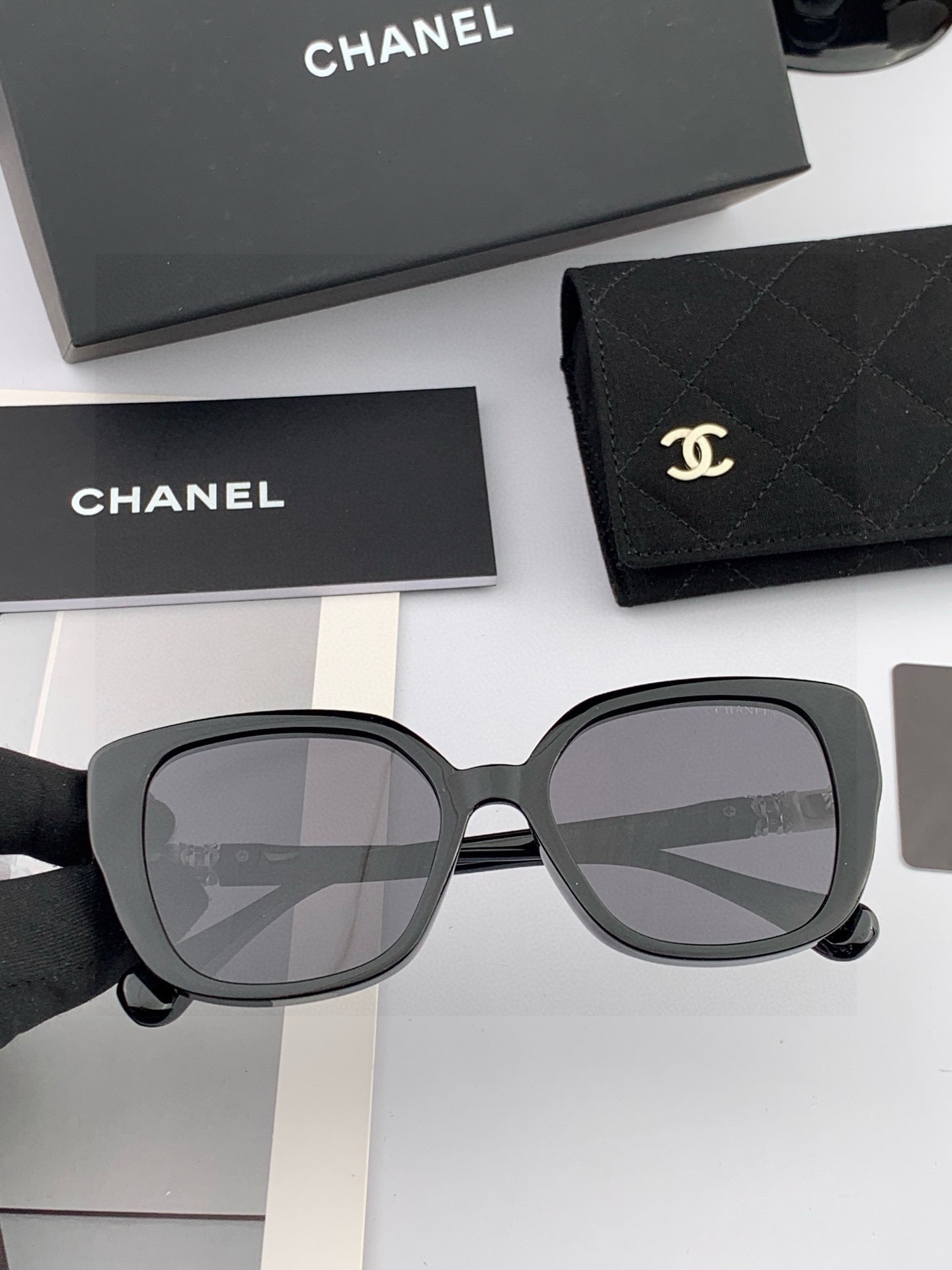 【CHANEL】香奈儿 2025新款潮流爆款 时尚方框太阳镜 佩戴舒适 网红潮款墨镜 女士高清加厚偏光太