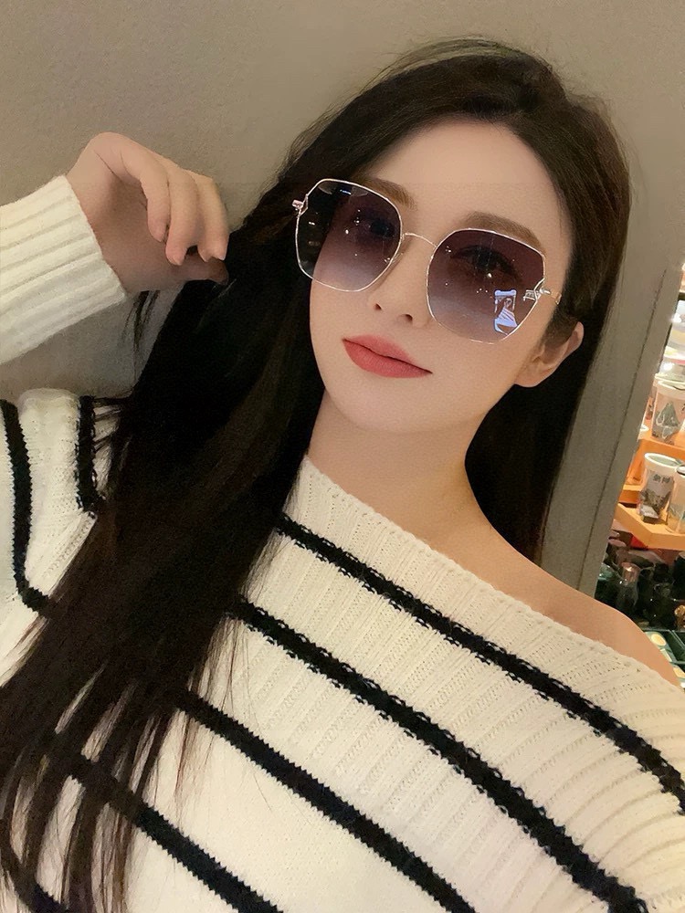 新品CHANEL 香奈儿太阳镜以独特魅力和前卫风格诠释春夏最新眼镜，质感超好佩带舒适 型号：CH9581