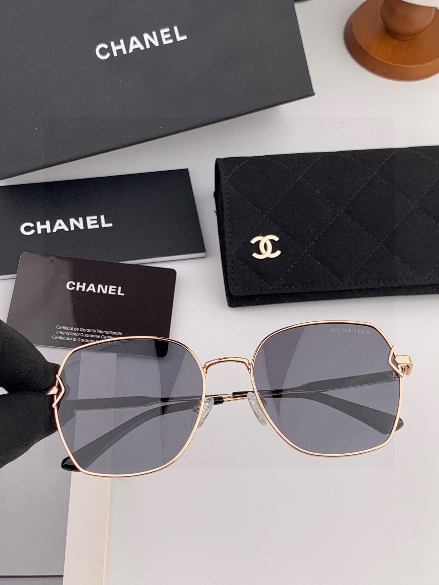 新品CHANEL 香奈儿太阳镜以独特魅力和前卫风格诠释春夏最新眼镜，质感超好佩带舒适 型号：CH9581