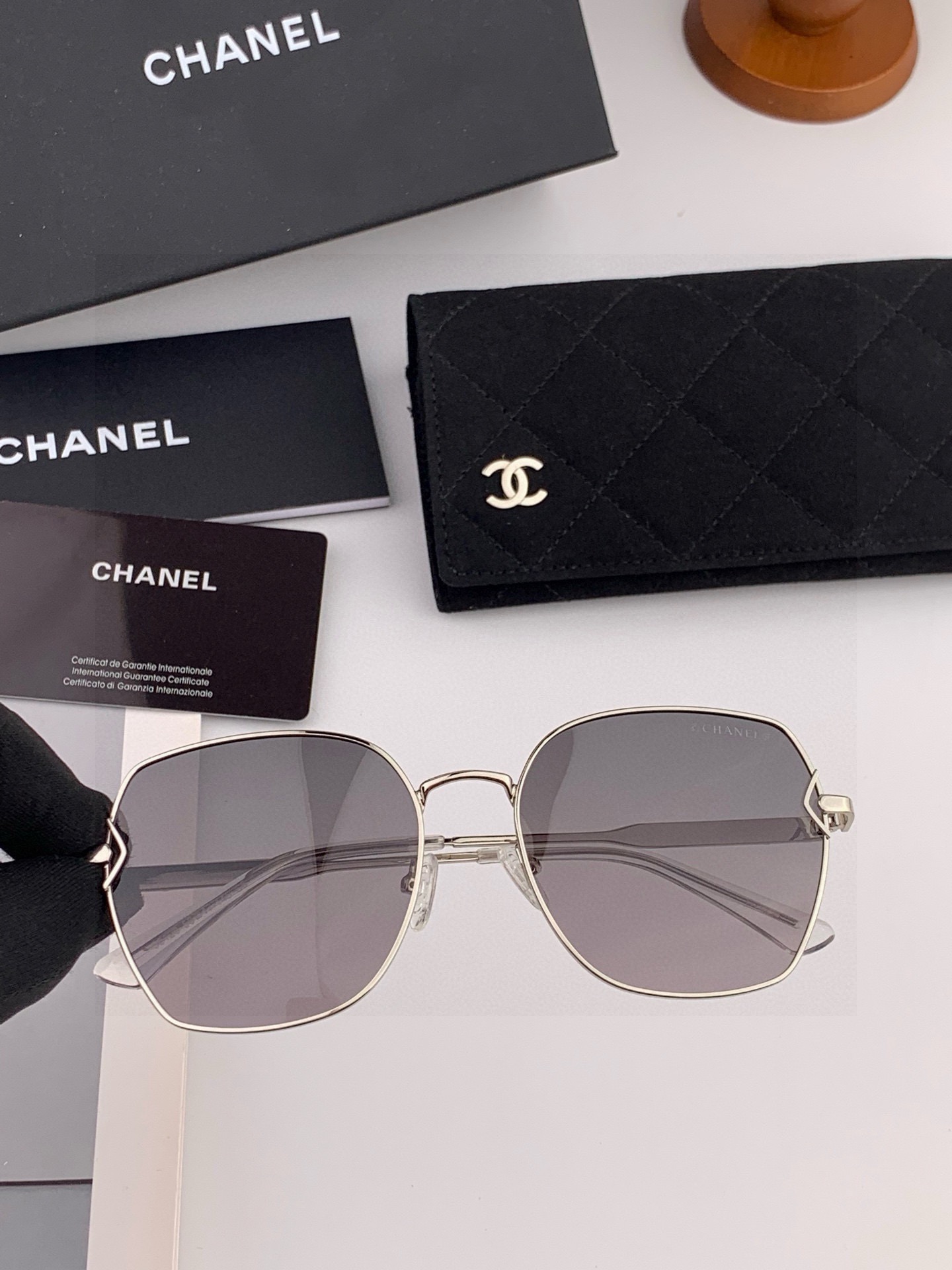 新品CHANEL 香奈儿太阳镜以独特魅力和前卫风格诠释春夏最新眼镜，质感超好佩带舒适 型号：CH9581