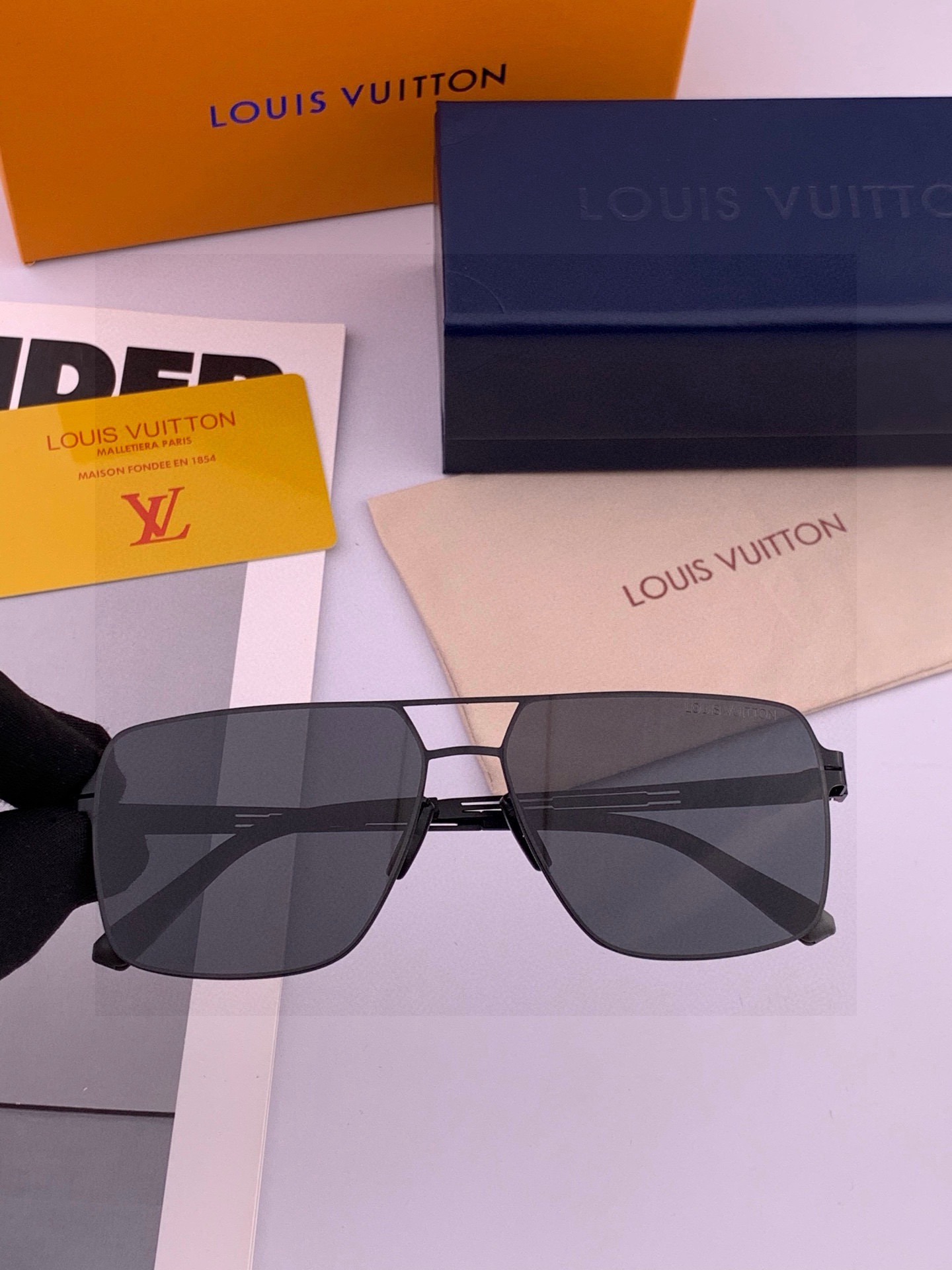 ♦️LV 2025新款男女情侣款太阳镜多边形墨镜iP电镀永不褪色 超轻超有弹性整幅眼镜无螺丝重要的是压不