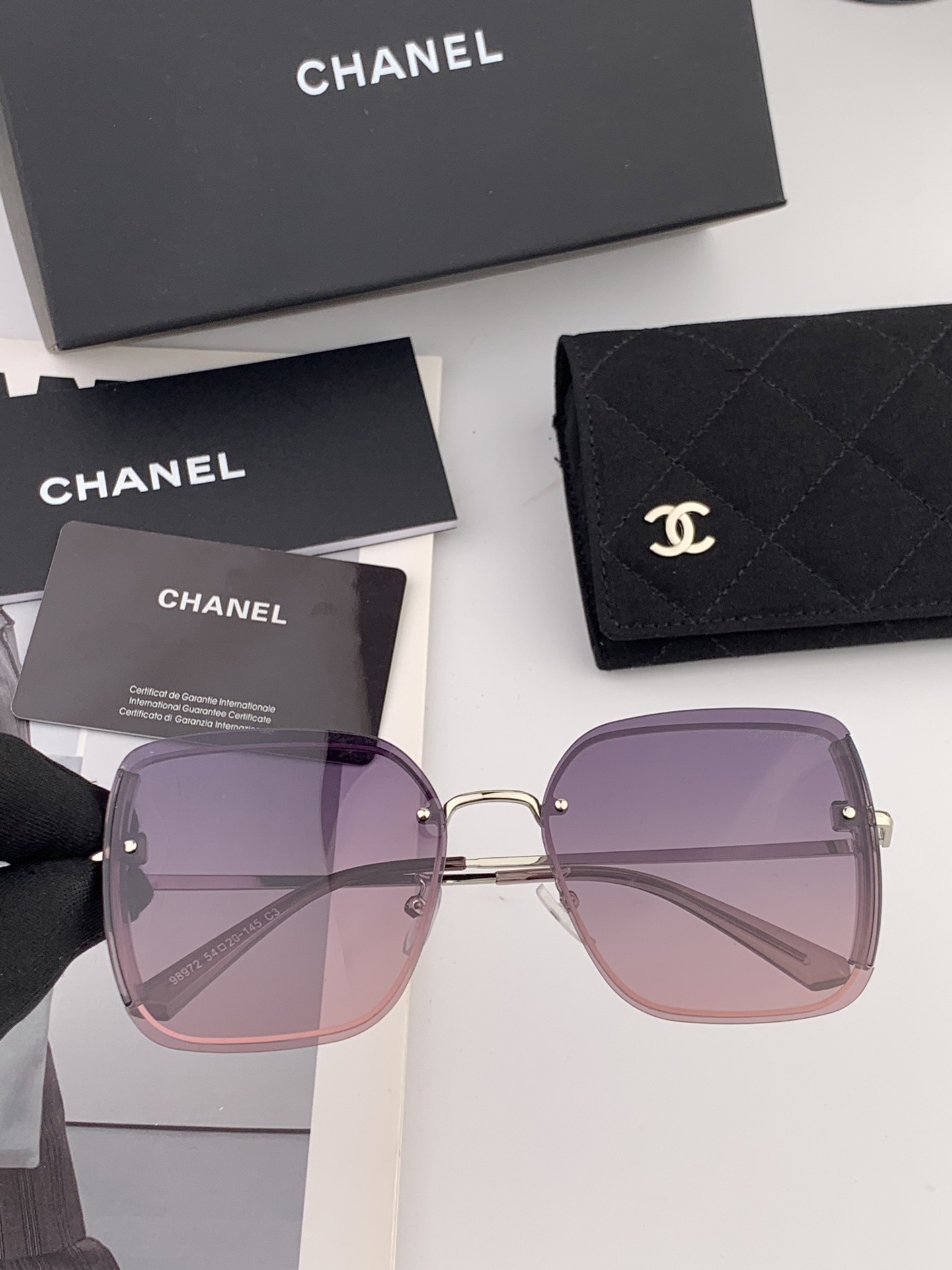 【偏光系列】香奈儿 经典的无框设计，不挑脸型，无论搭配大衣还是连衣裙都非常显气质偏光镜片预防紫外线 型号