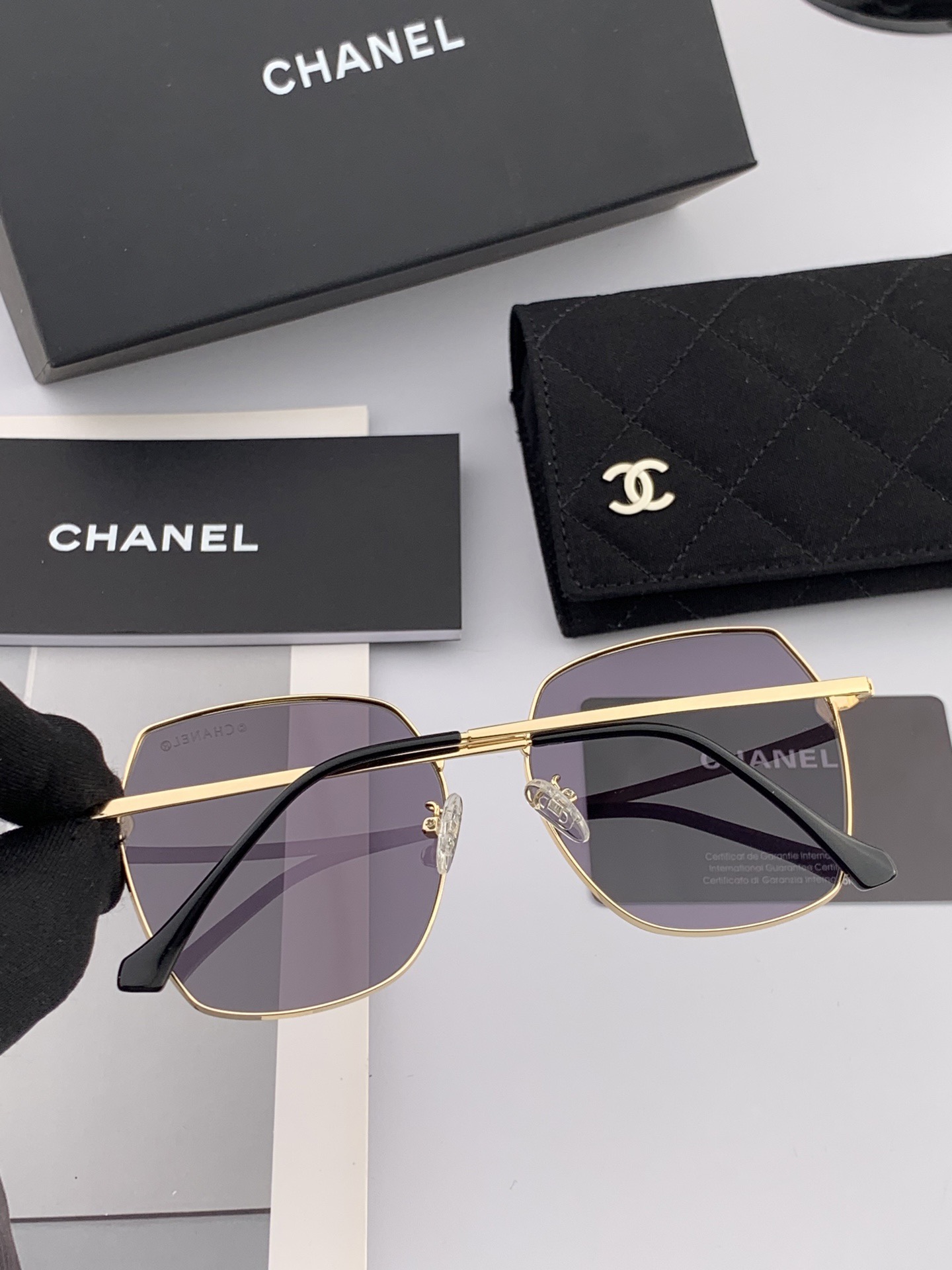 【CHANEL】香奈儿 新款尼龙偏光太眼镜，无框钻石 切边更有质感，大气女人范儿，大脸小脸都好看 ！型号