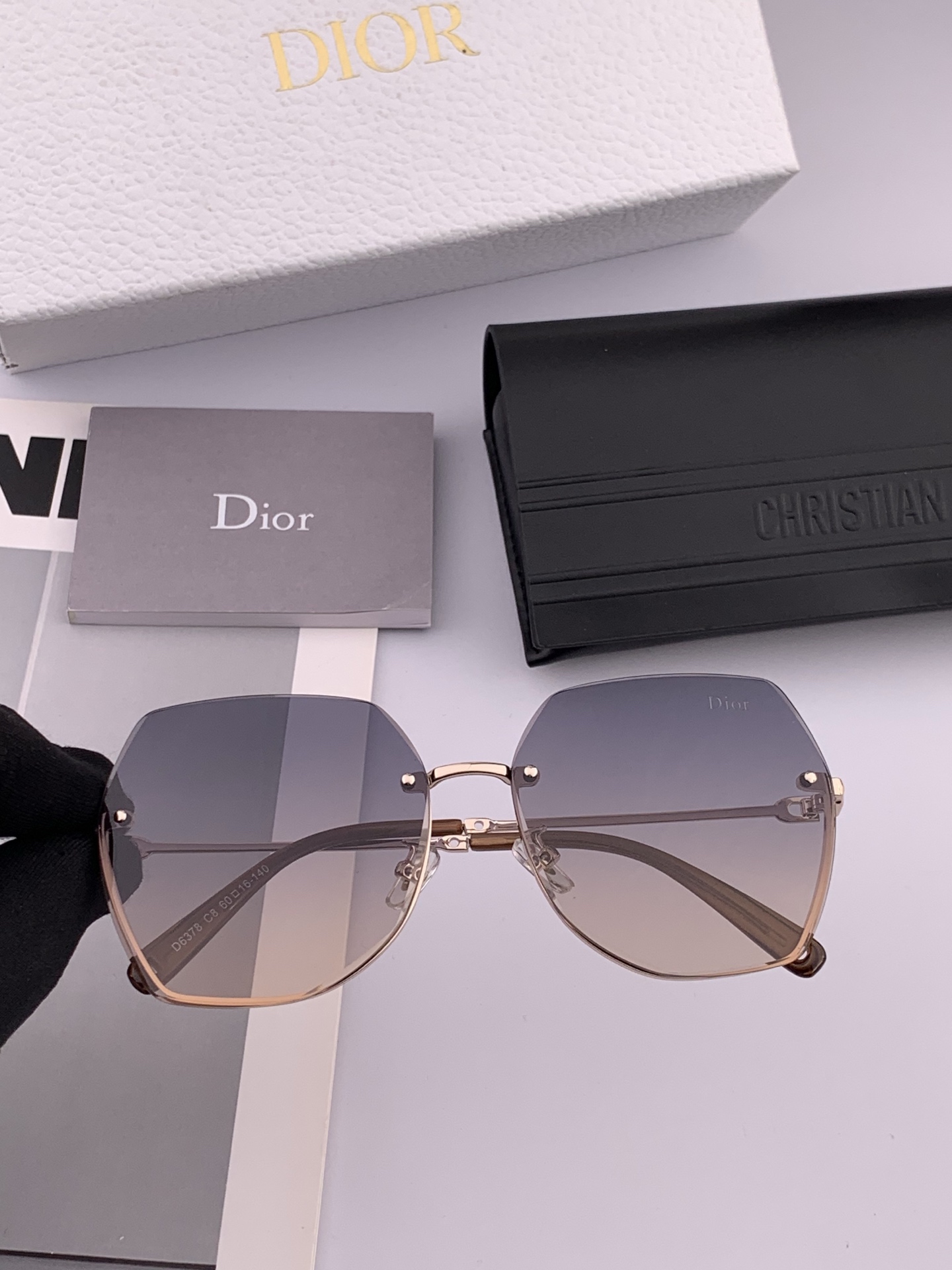 【尼龙偏光系列】DIOR无框太阳镜墨多边形设计，不挑脸型，无论搭配大衣还是连衣裙都非常显气质尼龙偏光镜片