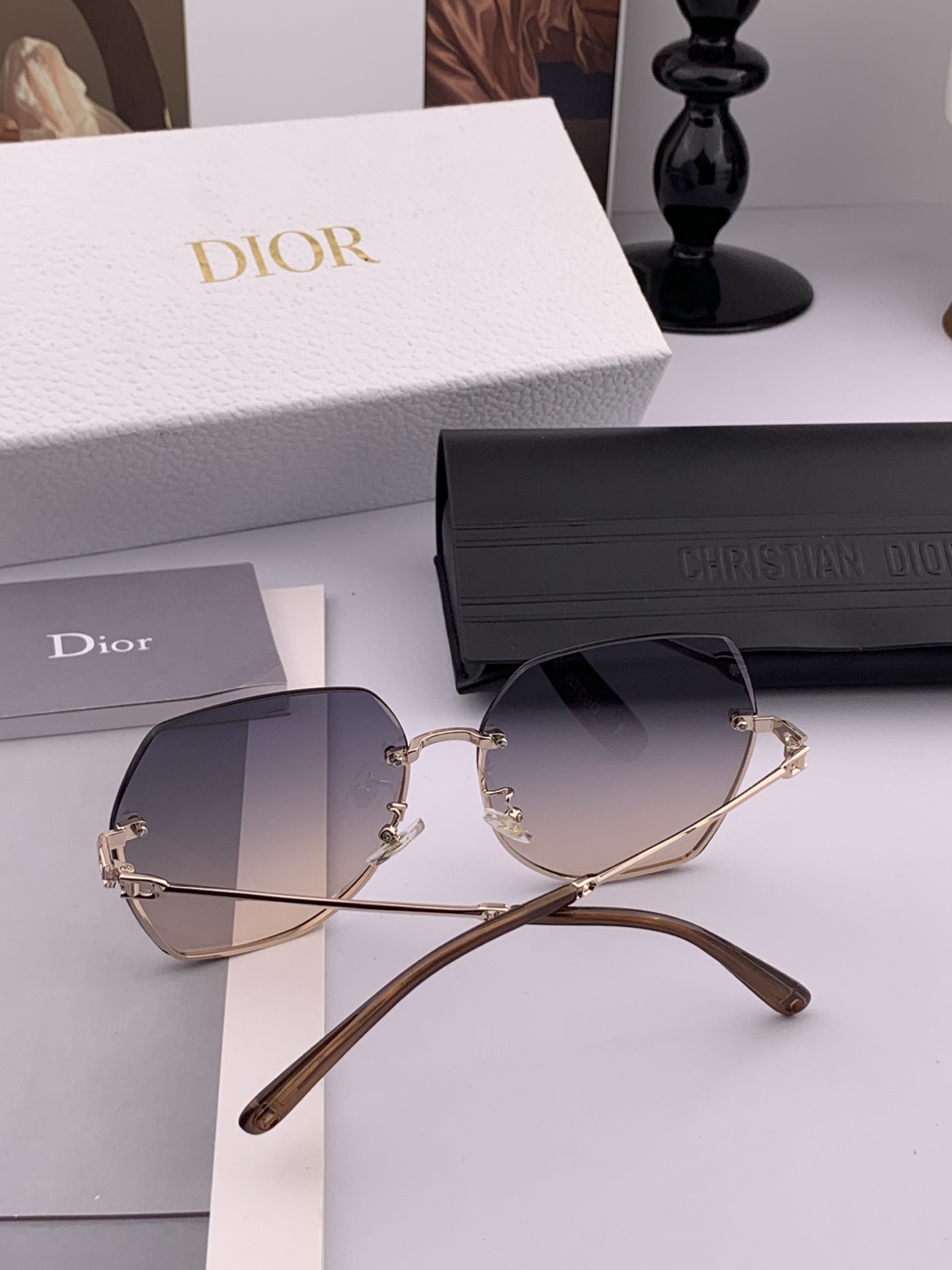 【尼龙偏光系列】DIOR无框太阳镜墨多边形设计，不挑脸型，无论搭配大衣还是连衣裙都非常显气质尼龙偏光镜片