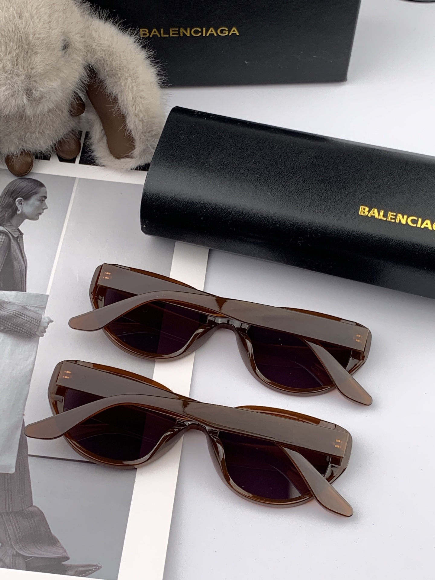 巴黎世家开春新款一体镜 小框太阳镜男女同款 😎 爆款大框尼龙太阳镜 超逼格超酷 镜腿品牌设计感强 nic