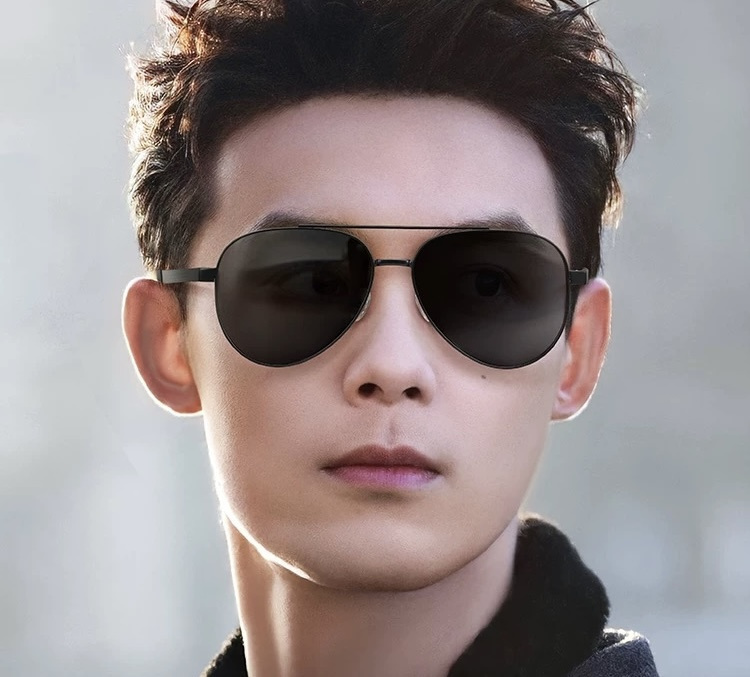 LV 男款炫彩飞行员偏光太阳镜 ❤️材质：高清尼龙加厚卡槽高清偏光镜片 🌹无边框镜架💕颜👍型号：L089