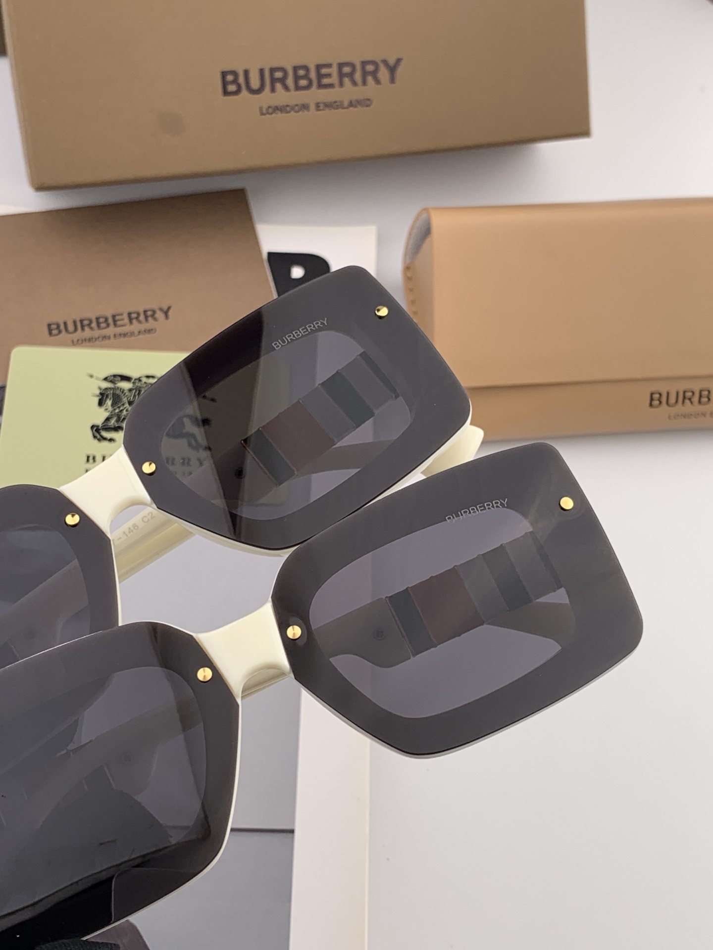 【偏光系列太阳镜】🎈原版出货 巴宝莉网红超爆款💙经典奢华全球风[强][酷][亲亲] 时尚方框太阳镜[得意