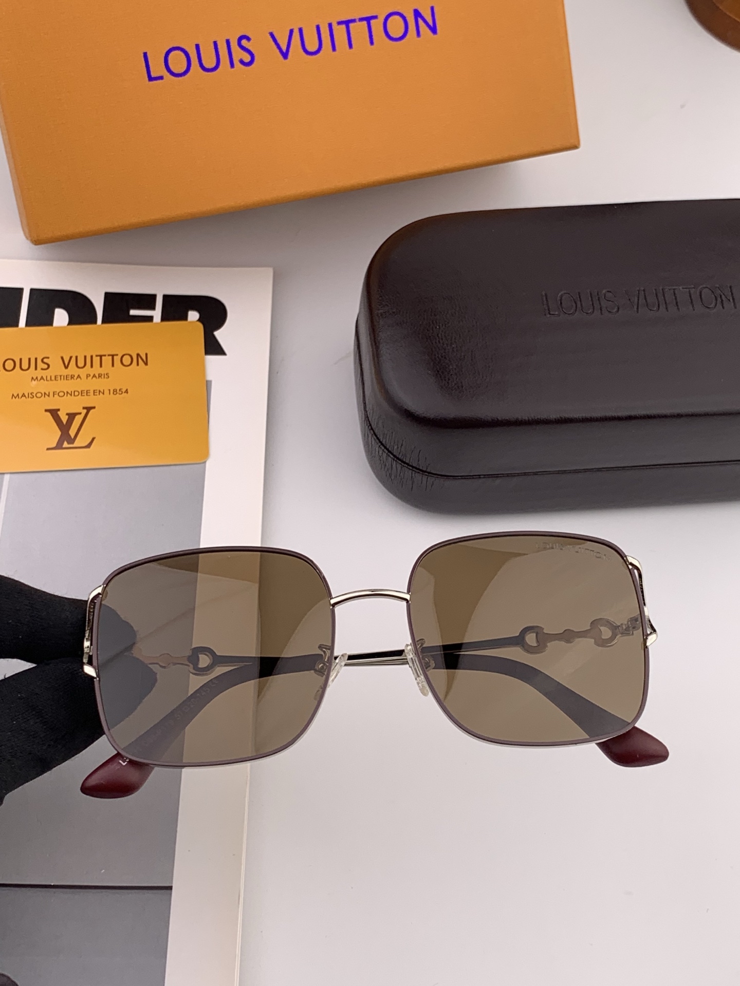 LV开春新款 最新款方框太阳镜 各路网红纷纷带起气场满分‼️ 俏皮甜美.上脸效果更佳.金属质感超好 型号