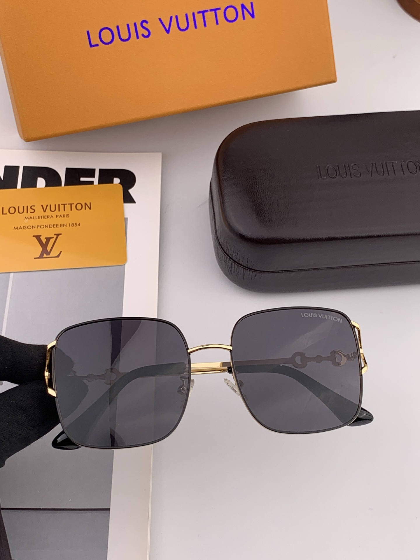 LV开春新款 最新款方框太阳镜 各路网红纷纷带起气场满分‼️ 俏皮甜美.上脸效果更佳.金属质感超好 型号